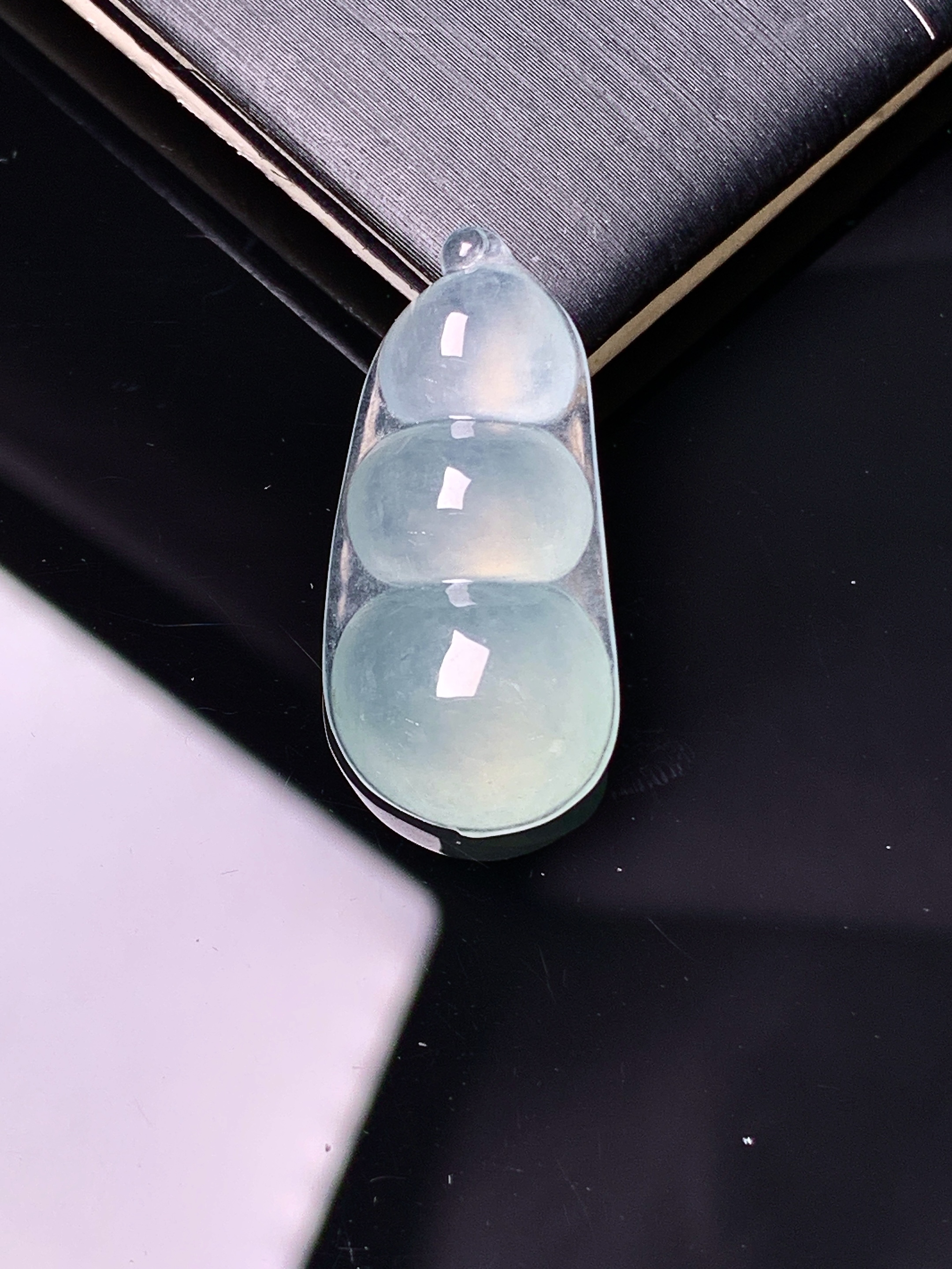 冰种四季豆吊坠 玉质细腻 色泽艳丽清新 水润亮眼 整体尺寸27*12.6*6.5 yz