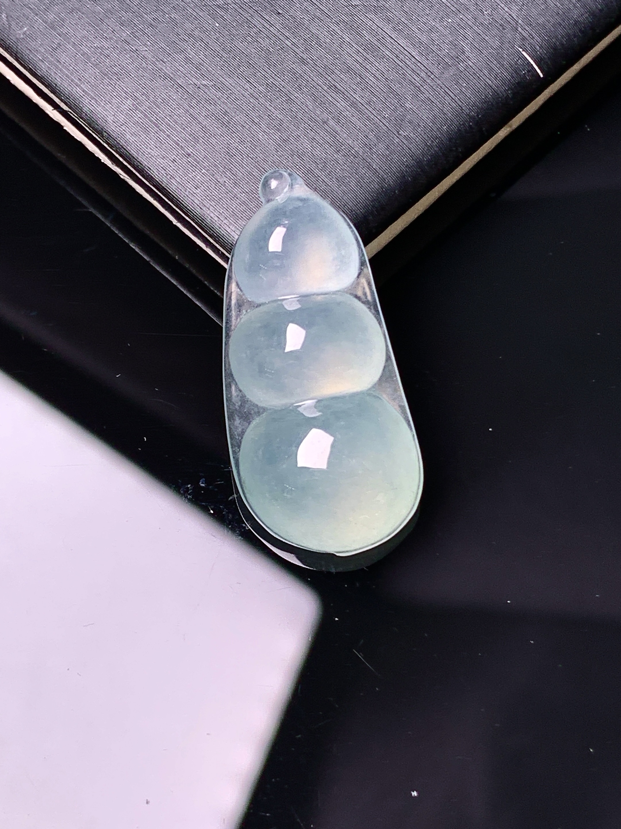 冰种四季豆吊坠 玉质细腻 色泽艳丽清新 水润亮眼 整体尺寸27*12.6*6.5 yz
