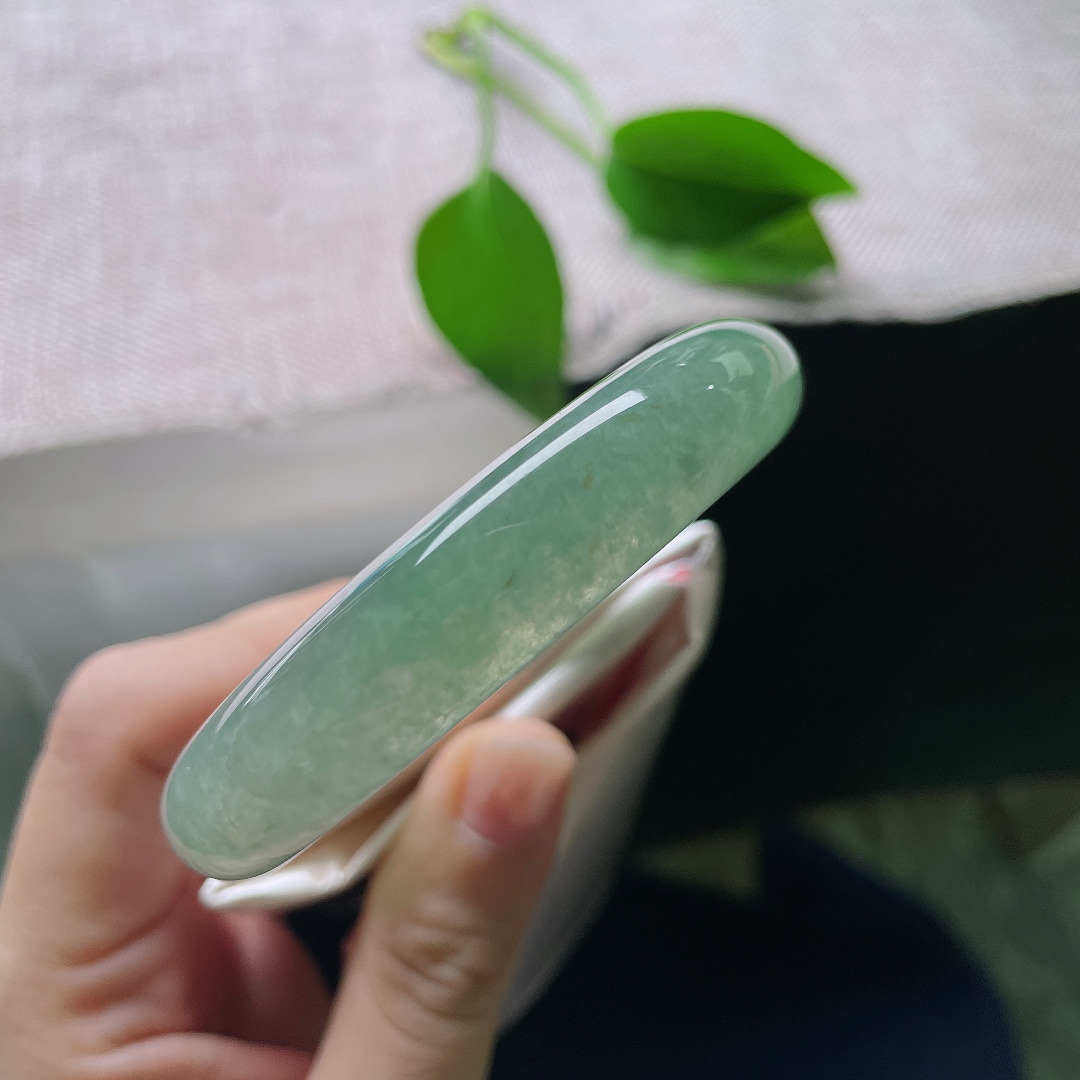 55.8/12.8/8.4，绿底正圈，皮纹，翠色温润均匀铺满镯身，种质细腻柔和，光泽内敛，佩戴衬得手腕清雅大气端庄。ss57894a