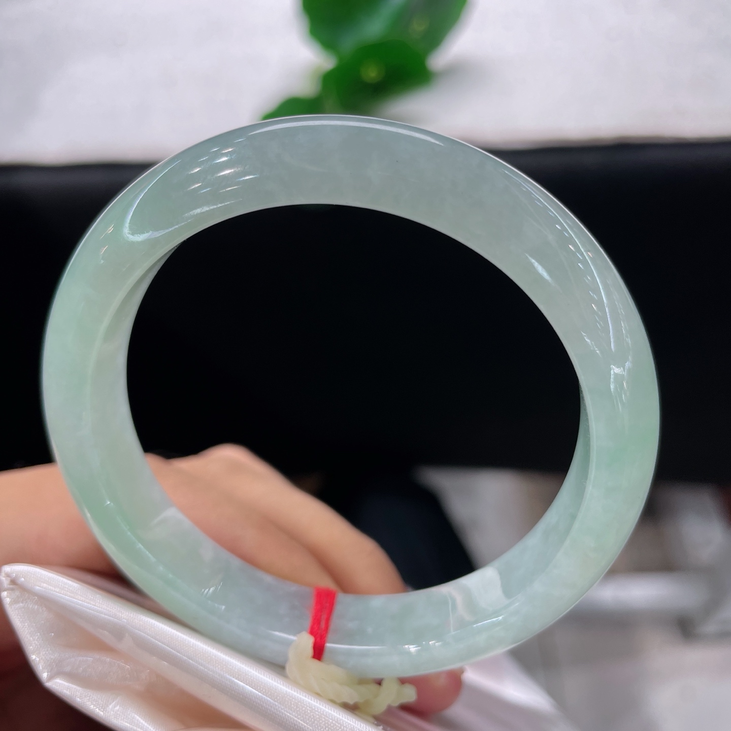 天然翡翠手镯 圈口58.2/11.8/8.1，冰晴正圈，一镯涵浅碧，腕间蓄清川。无裂