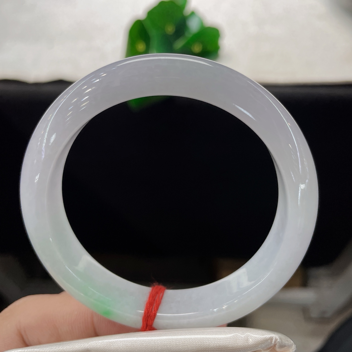 天然翡翠手镯 圈口58/12.7/8.6，白底青正圈，57/58可戴，素镯凝浅玉，一点翠含春。无裂