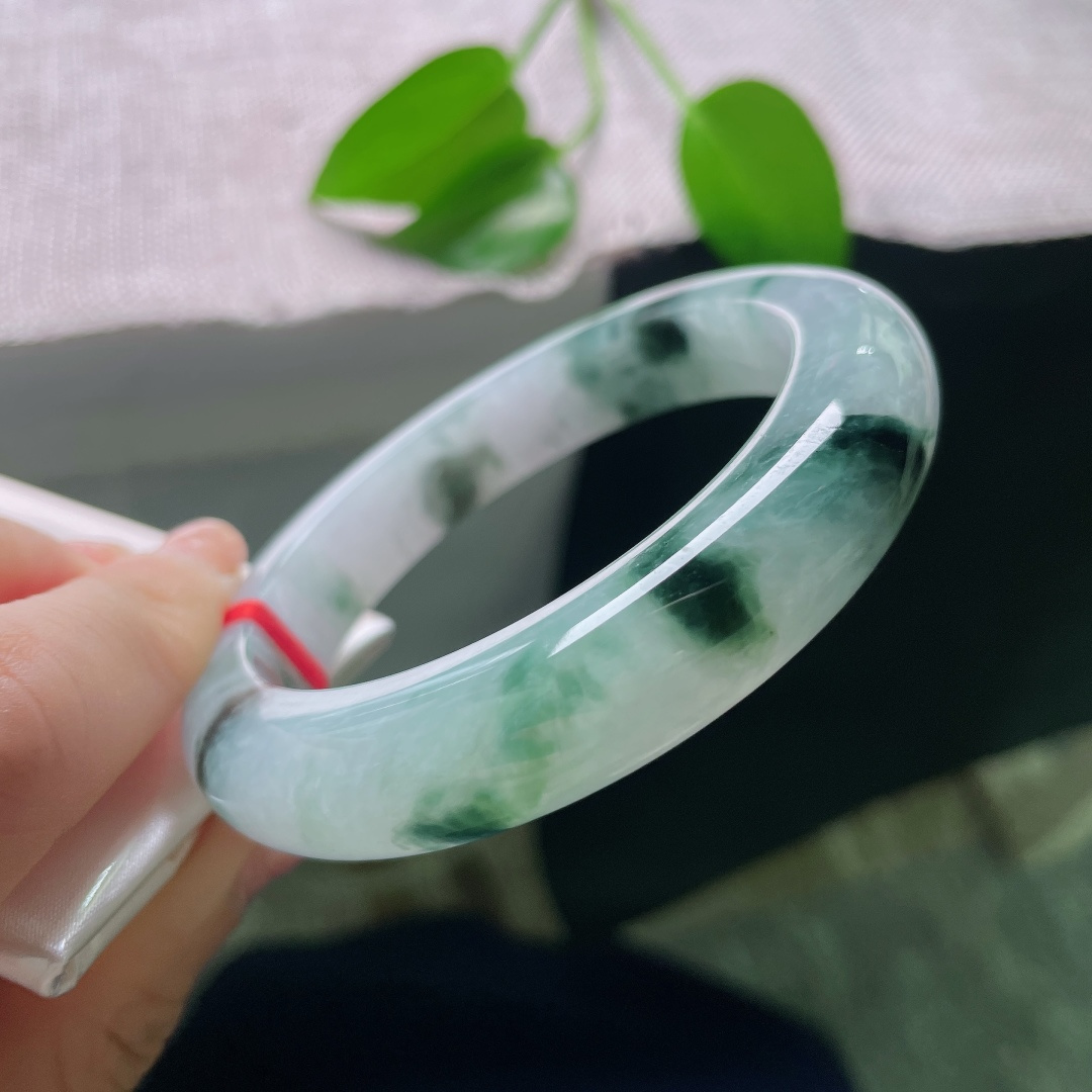 59/12.4/10.9，飘花正圈，皮纹，水润细腻，浓墨飘花游走在冰润玉底之上，仿佛把江南烟雨山林，浓缩在这一圈玉镯之中。ss59045a