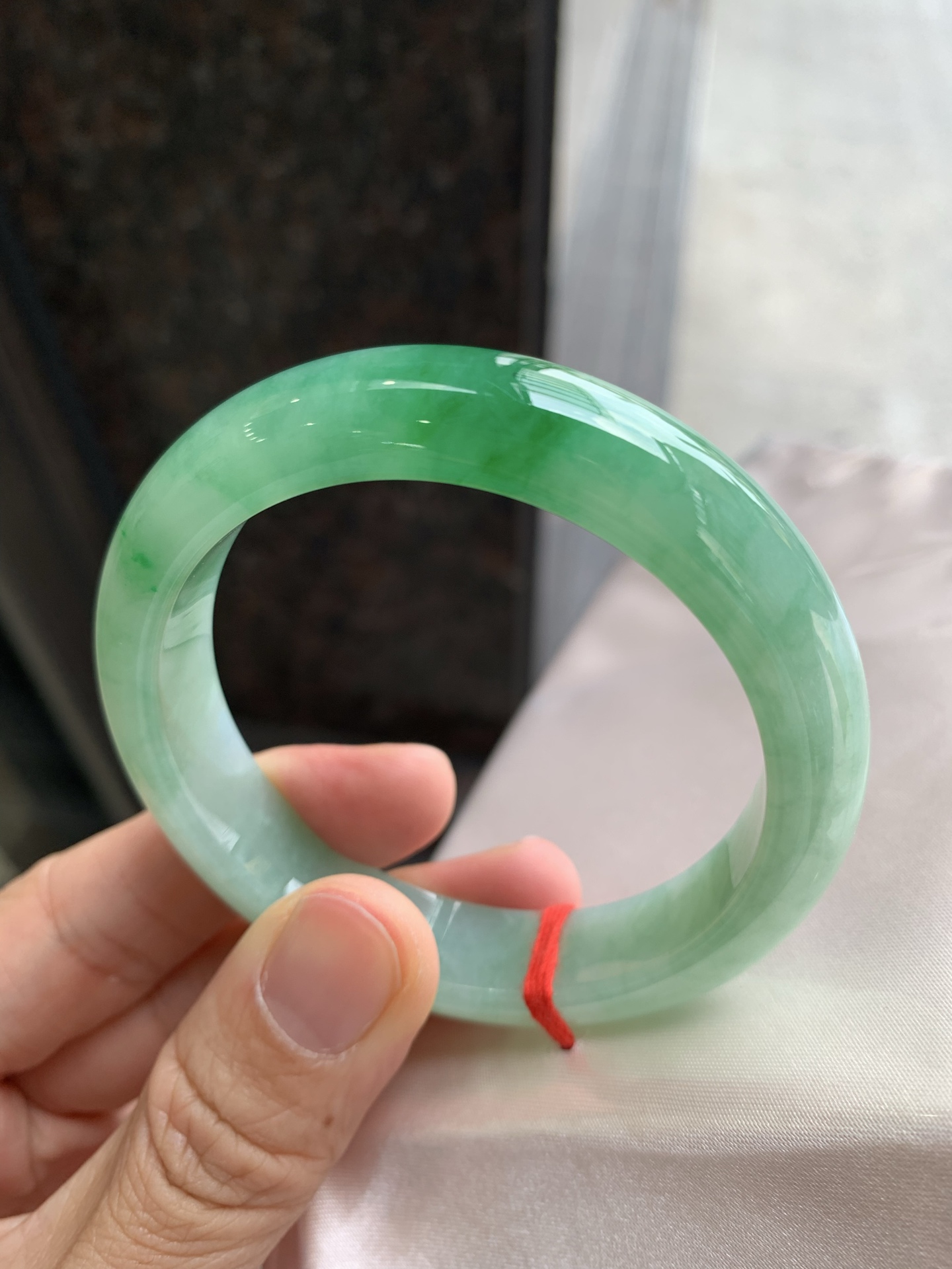 正圈飘绿 微细纹 尺寸：55.2/12.4/8.2 细腻