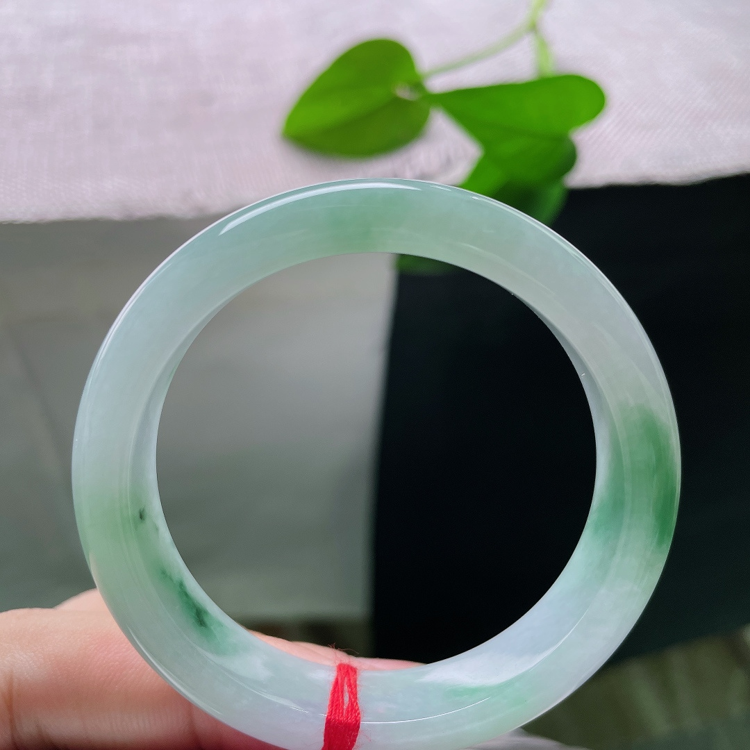 50.4/11.4/7.4，飘绿正圈，晶体纹，没有繁复雕琢，以天然玉色作画，尽显东方玉石含蓄之美。ss58367a