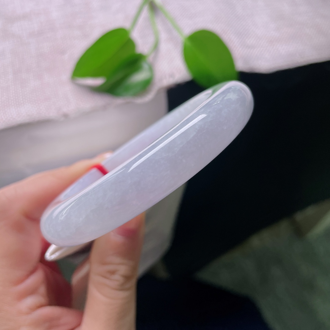 58.7/12.1/10.2，正圈，皮纹，莹润细腻，浅浅的紫底色漫满整只镯身，如烟似雾，温柔得恰到好处。ss59028a