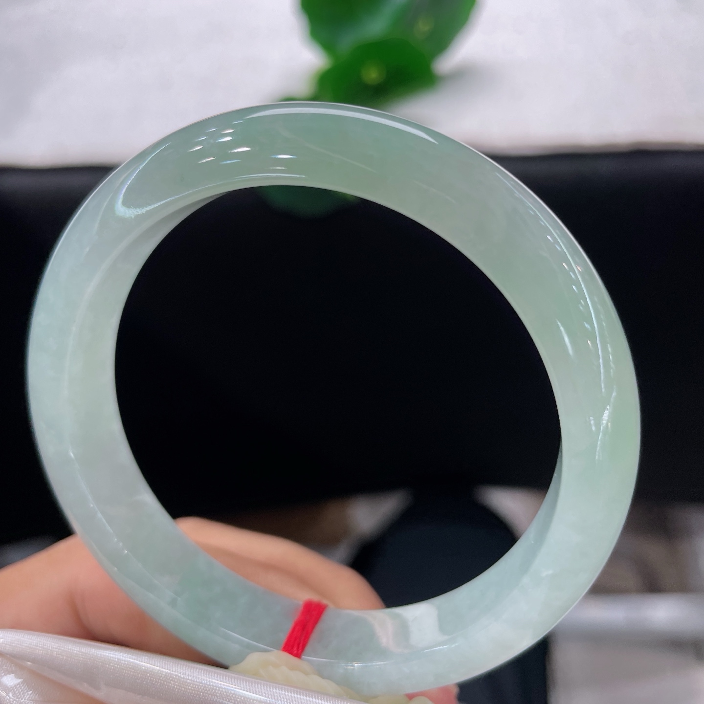天然翡翠手镯 圈口58.2/11.8/8.1，冰晴正圈，一镯涵浅碧，腕间蓄清川。无裂