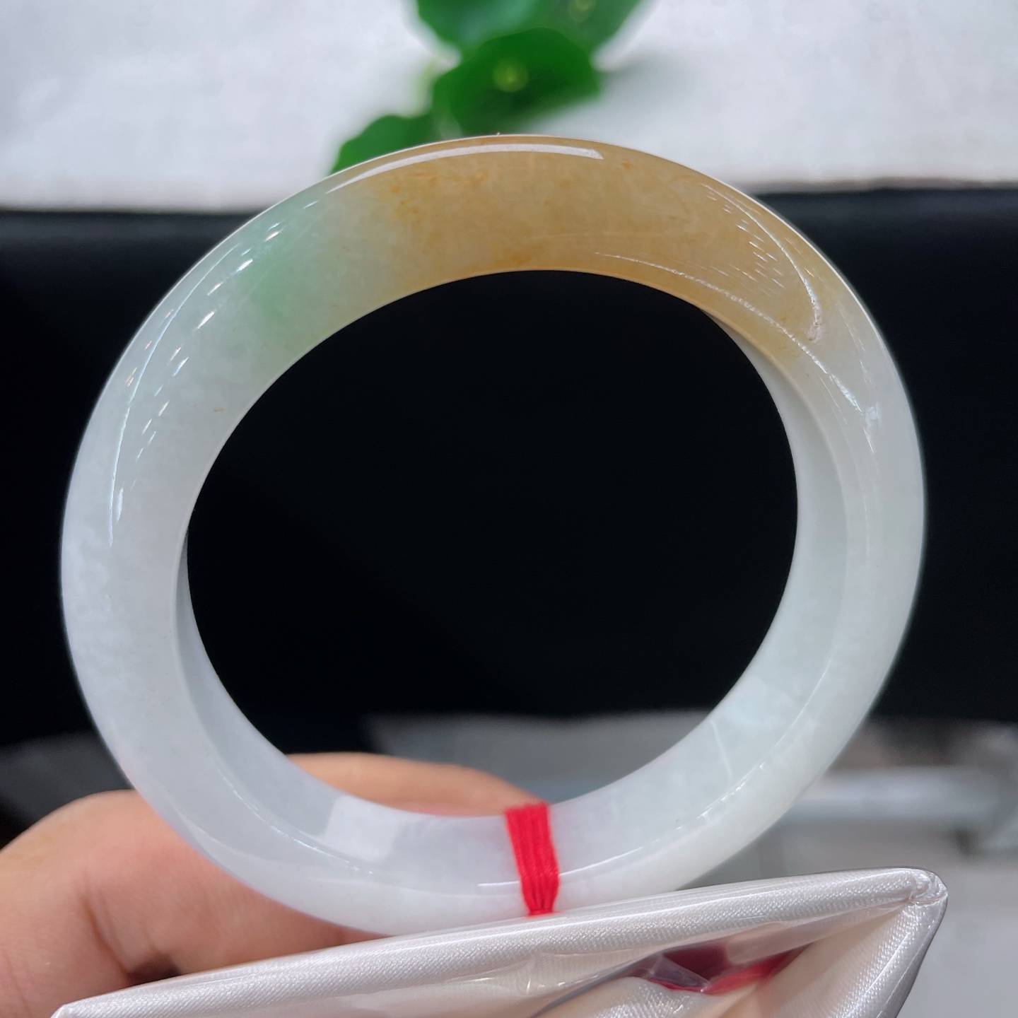 天然翡翠手镯 圈口56/11.9/9.0，黄加绿三彩正圈，55/56可戴，玉聚三色韵，黄翠落清环。无