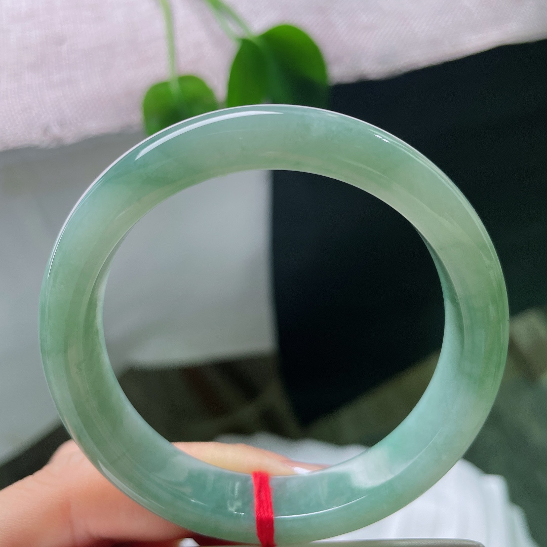 55/11.7/8.1，飘花正圈，无裂，玉质细腻油润，水头通透玉料匀净，水光满满，上手观感清透舒服。