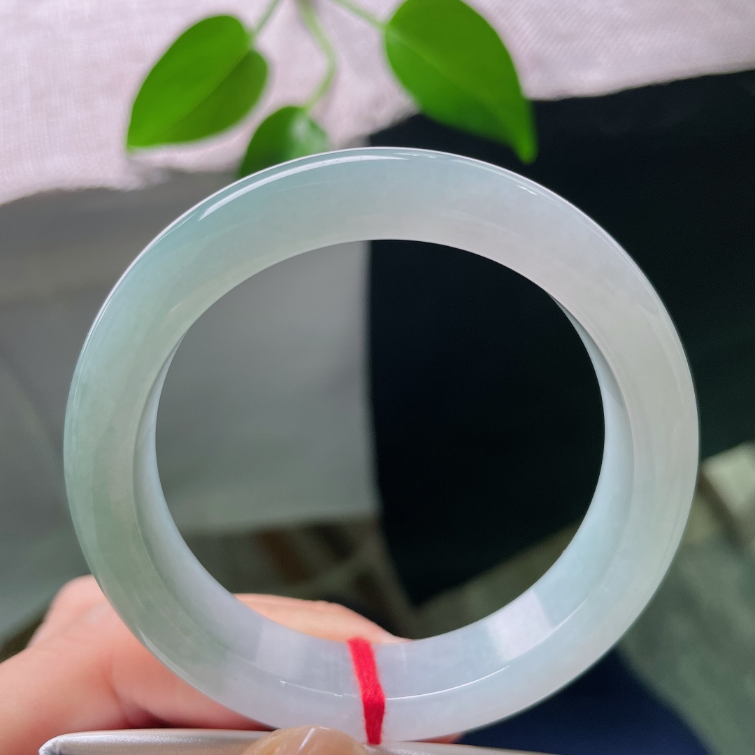 54.6/12.1/8.6，蓝底正圈，晶体线，镯身圆润饱满，水头清亮，白绿自然过渡，宛若远山藏翠，意境悠然。ss59090a