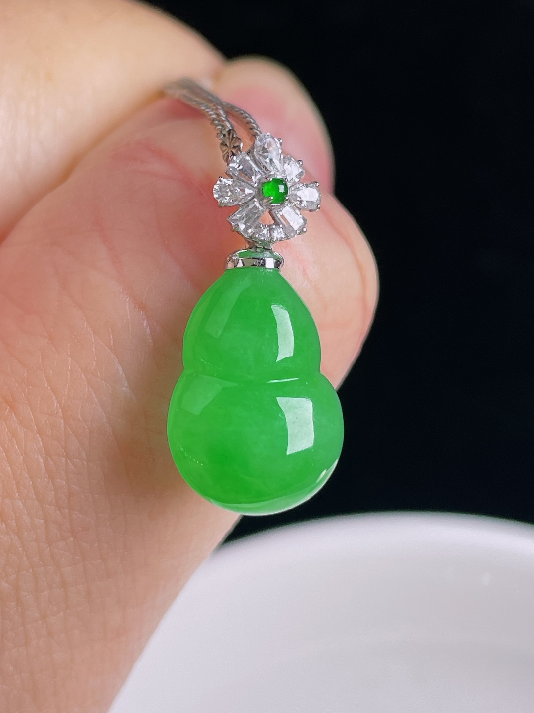 ️阳绿葫芦，18k镶嵌，老种起光，细底通透，尺寸：22.7裸石16.2/11/5mm0915
