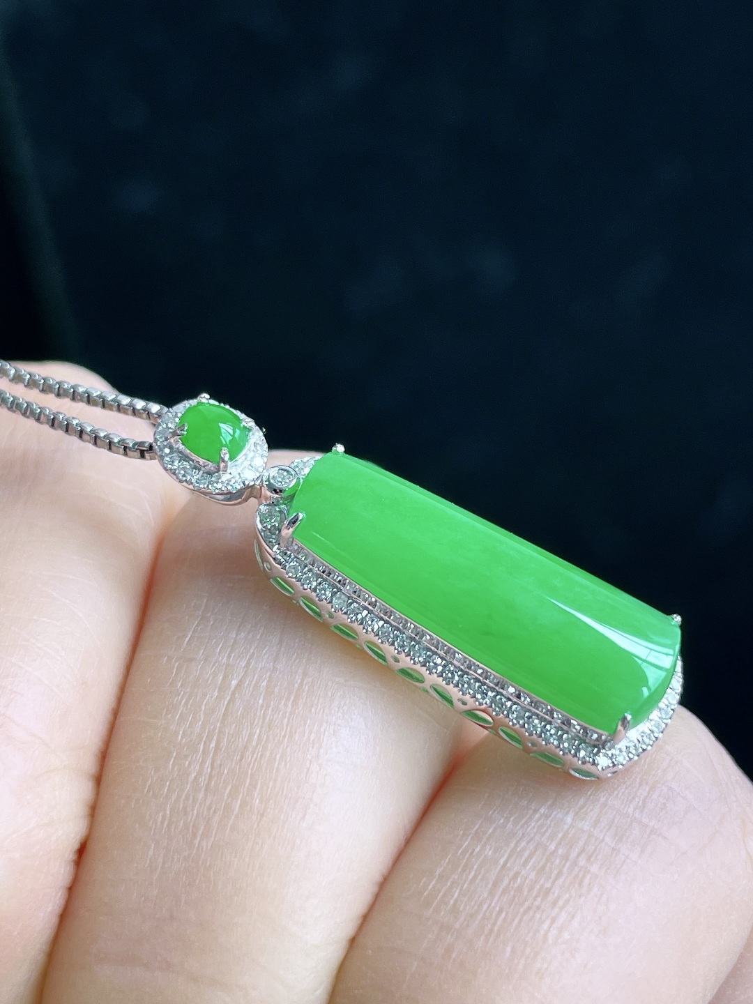 【镶嵌】冰阳绿无事柱无事牌吊坠 【说明】缅甸 18k金镶嵌 无裂 性比高 【整体】29.4-9.5-6.6 【裸石】20.3-7.2-3.2 【重量】2.5克
