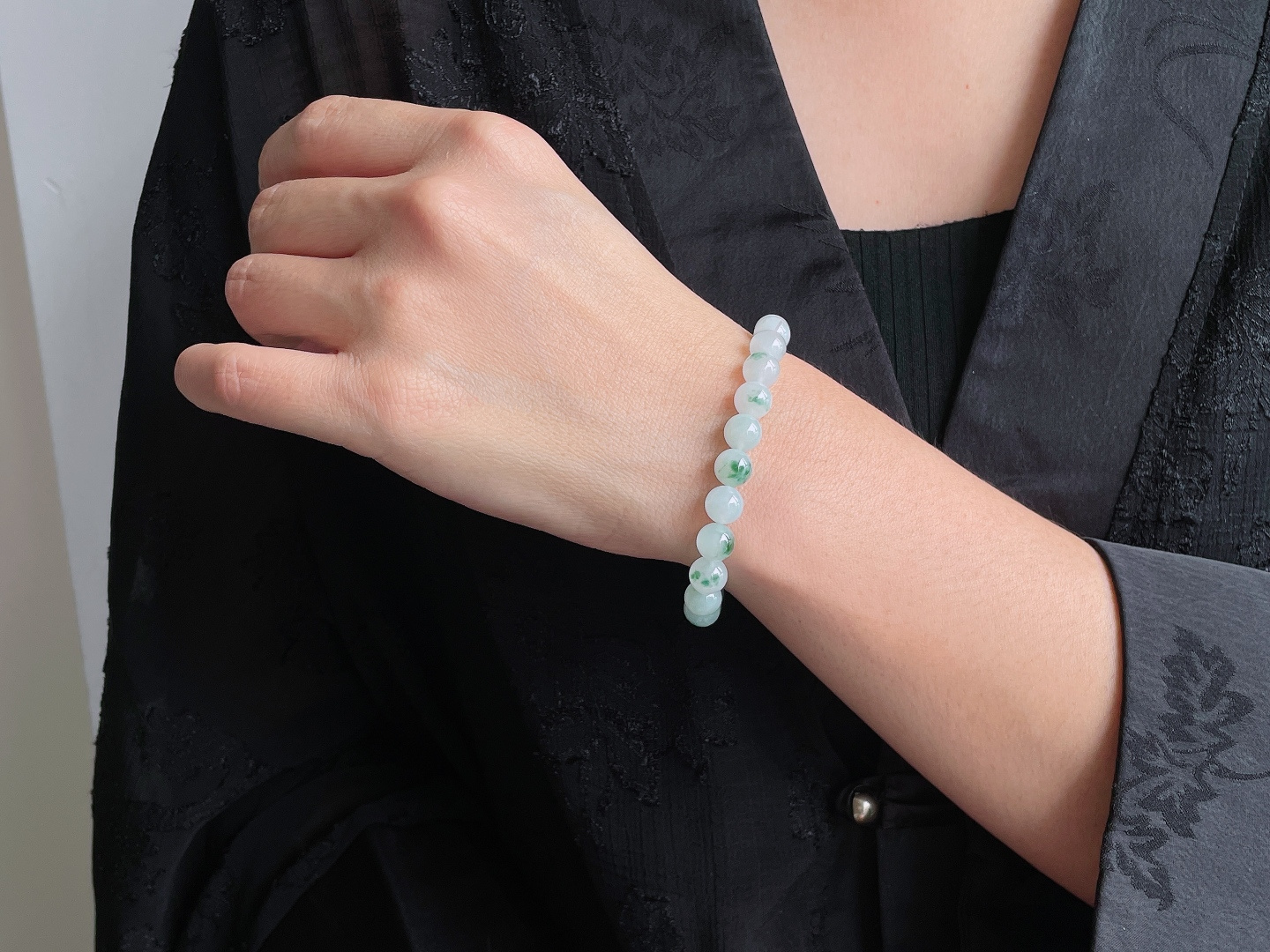 【珠子】糯冰飘花手串圆珠珠子手串 【说明】缅甸 性比高 【尺寸】8mm 【重量】20克