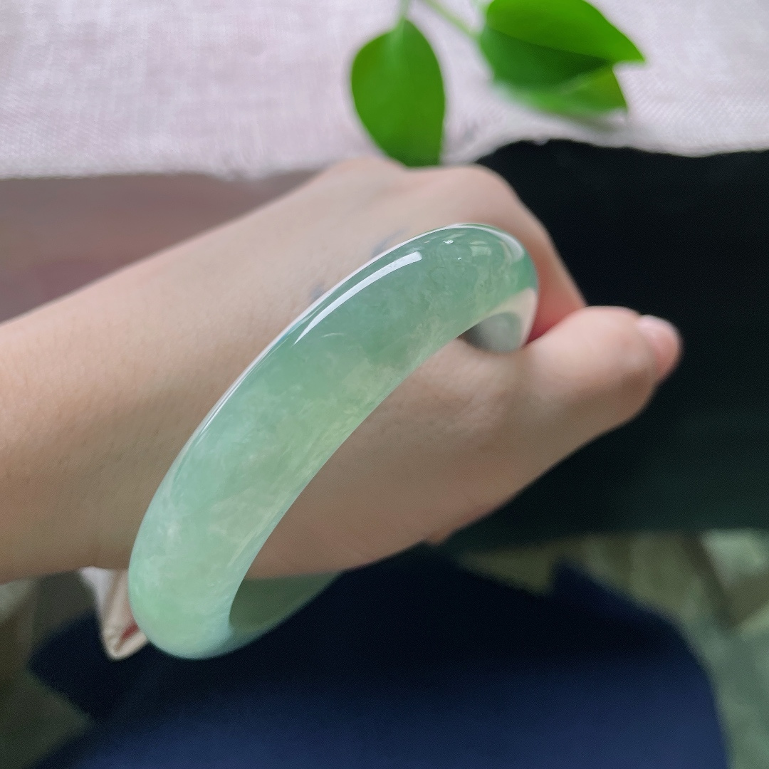 55.8/12.8/8.4，绿底正圈，皮纹，翠色温润均匀铺满镯身，种质细腻柔和，光泽内敛，佩戴衬得手腕清雅大气端庄。ss57894a