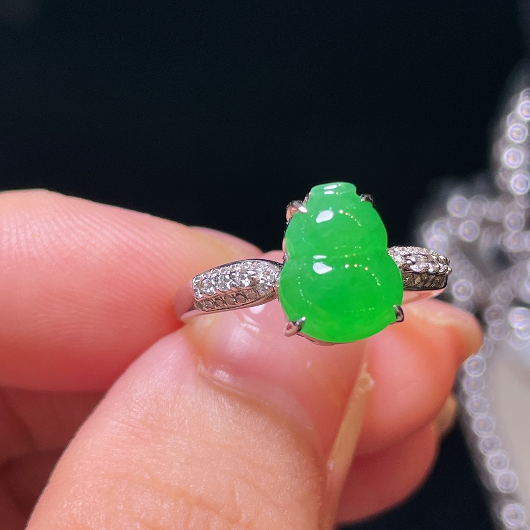 ️翡翠A货 葫芦戒指 阳绿满色，料子冰润细腻，种老起光，18k金镶真钻，上身佩戴效果很好 整体10-7.9-6裸石9.8-7.7-3
