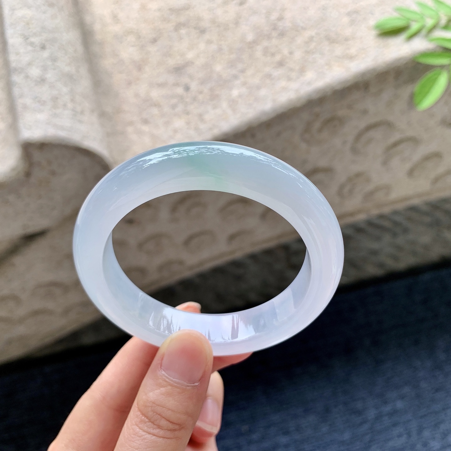 正圈54 55 圈口54.7/12.5/9 编码G7091634 糯冰淡椿彩，水润，种老，细腻，无裂