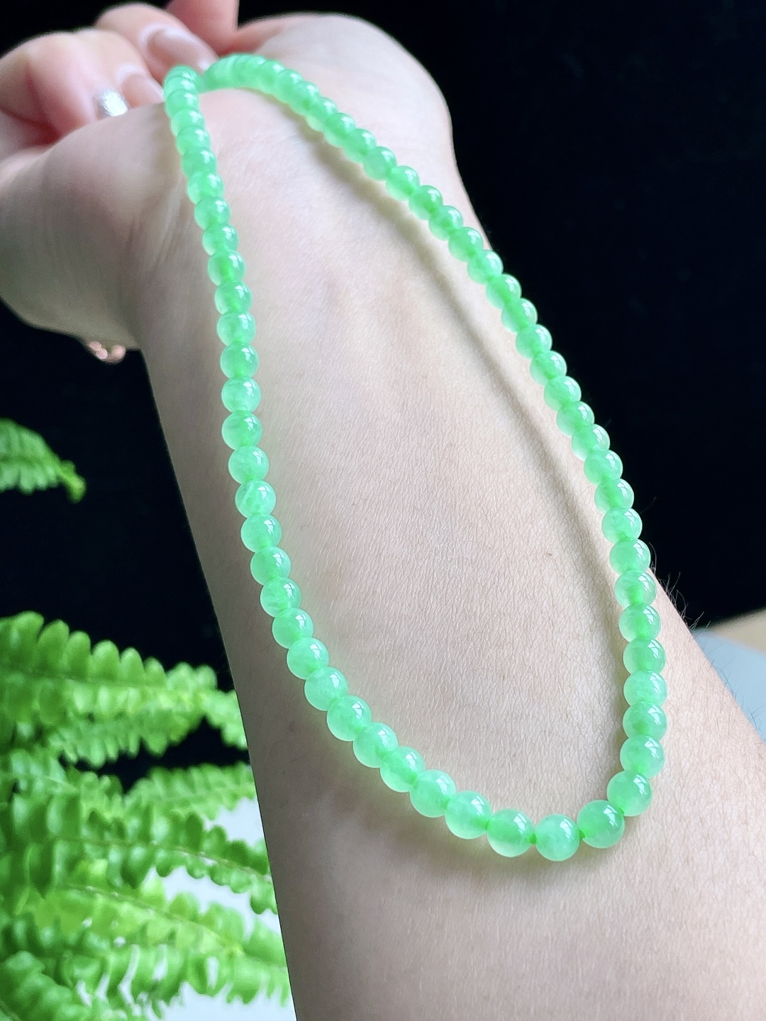 【珠子】阳绿项链圆珠珠子项链 【说明】缅甸 性比高 【尺寸】4.8-5.1mm，30cm 【重量】27.2克