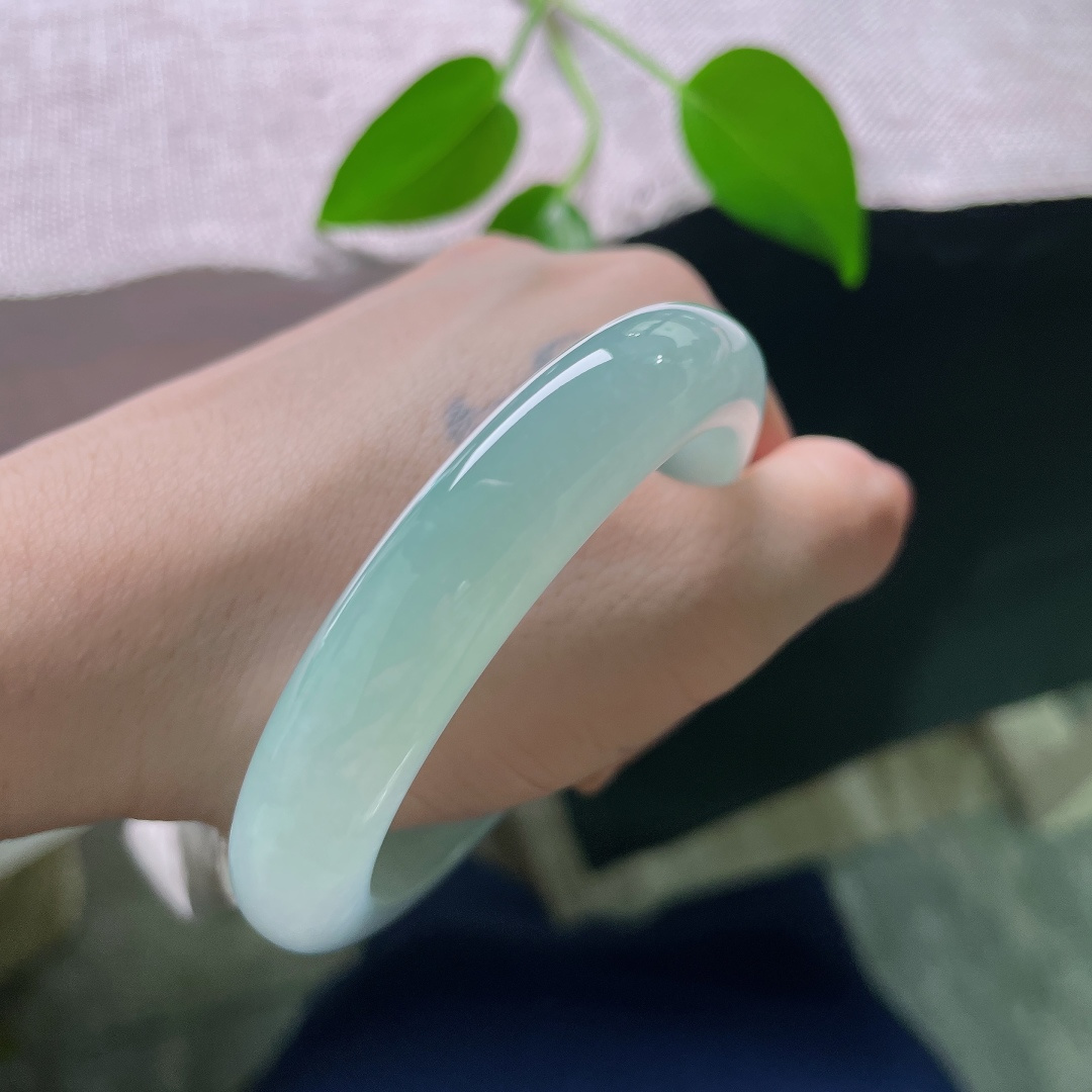 55.3/11.7/8.7，绿底正圈，无裂，种水清爽通透，翠色温润含蓄，腕间携一池清辉，氛围感十足。ss59083a