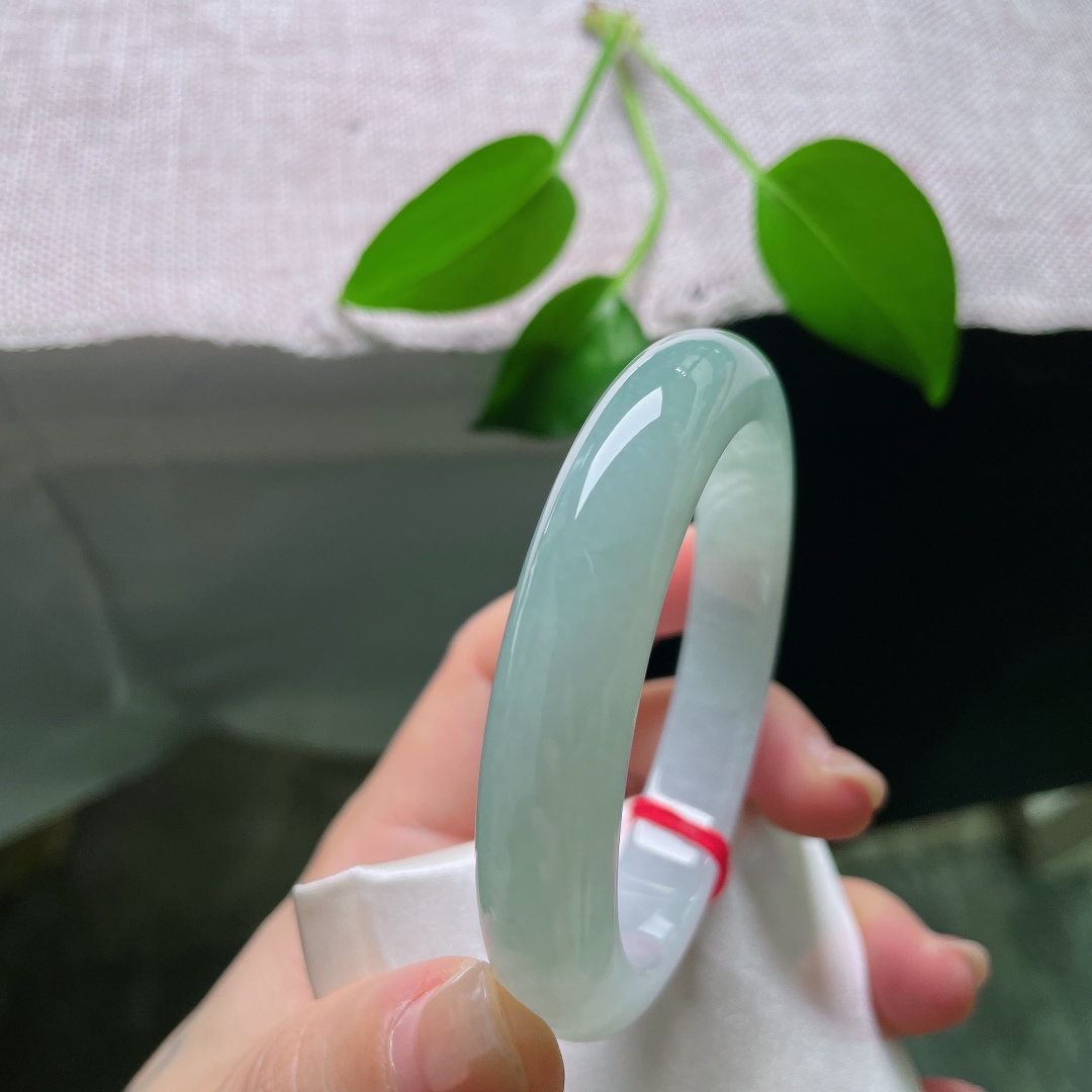 55.2/11.6/8.8，绿底正圈，无裂，玉肉紧实细腻，色泽清润不艳，如同湖面静水，干净治愈耐看。ss59110a