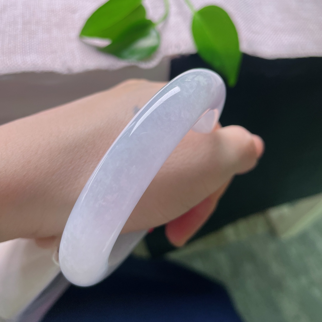 58.7/12.1/10.2，正圈，皮纹，莹润细腻，浅浅的紫底色漫满整只镯身，如烟似雾，温柔得恰到好处。ss59028a