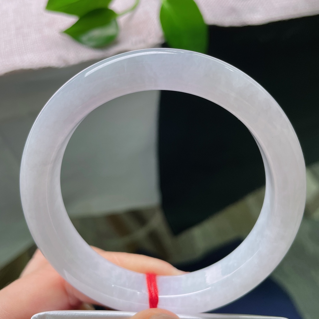 60/12.4/9.4，白月光正圈，无裂，镯身圆润饱满，水头清亮柔和，玉光淡淡流淌，自带清冷温柔气质。ss58785a