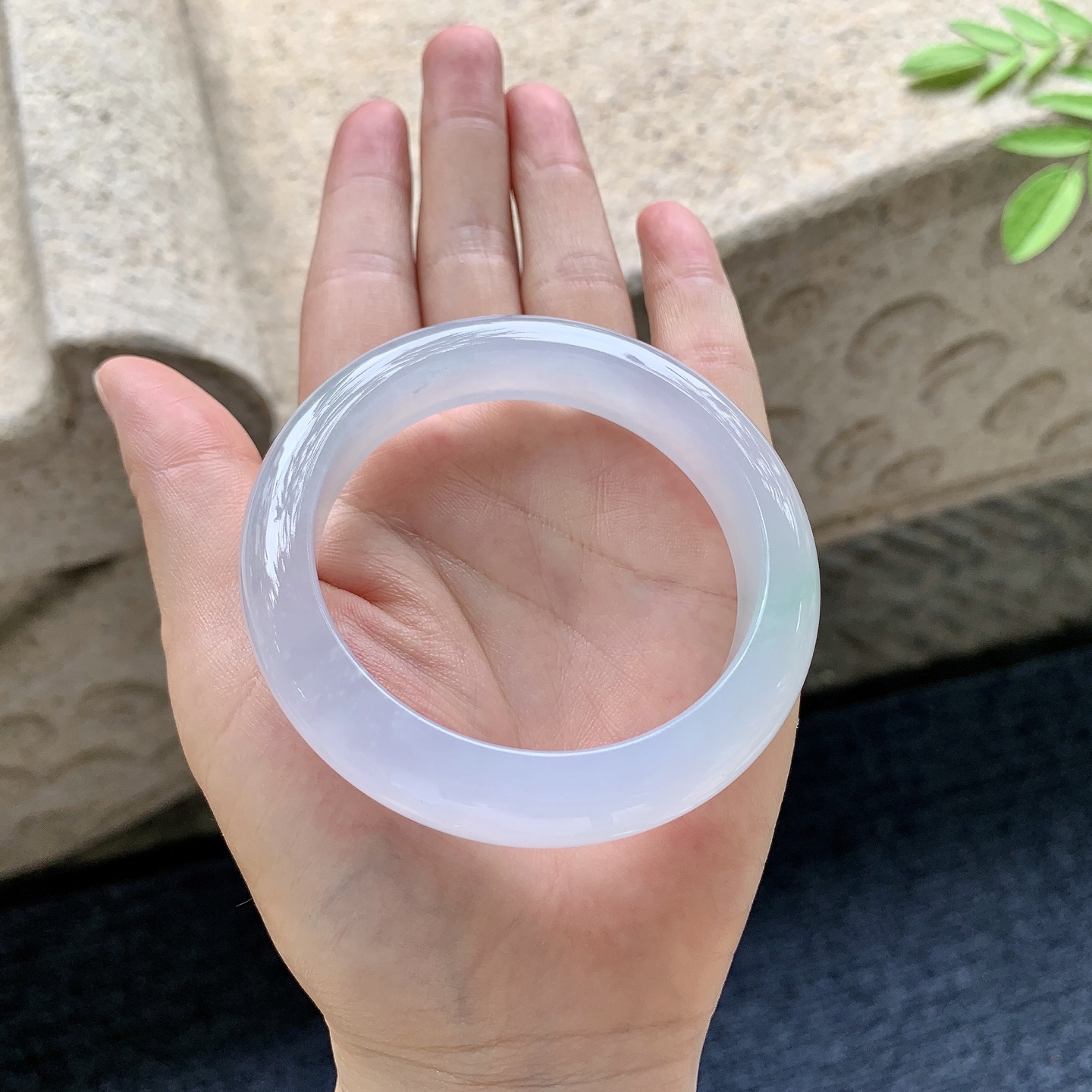 正圈54 55 圈口54.7/12.5/9 编码G7091634 糯冰淡椿彩，水润，种老，细腻，无裂