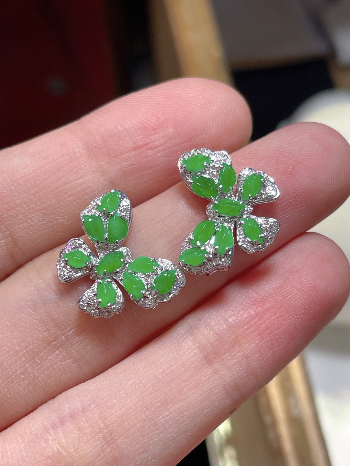天然A货翡翠随形耳钉，18K金镶嵌 冰种阳绿色，种水，饱满细腻，4.1-2.1