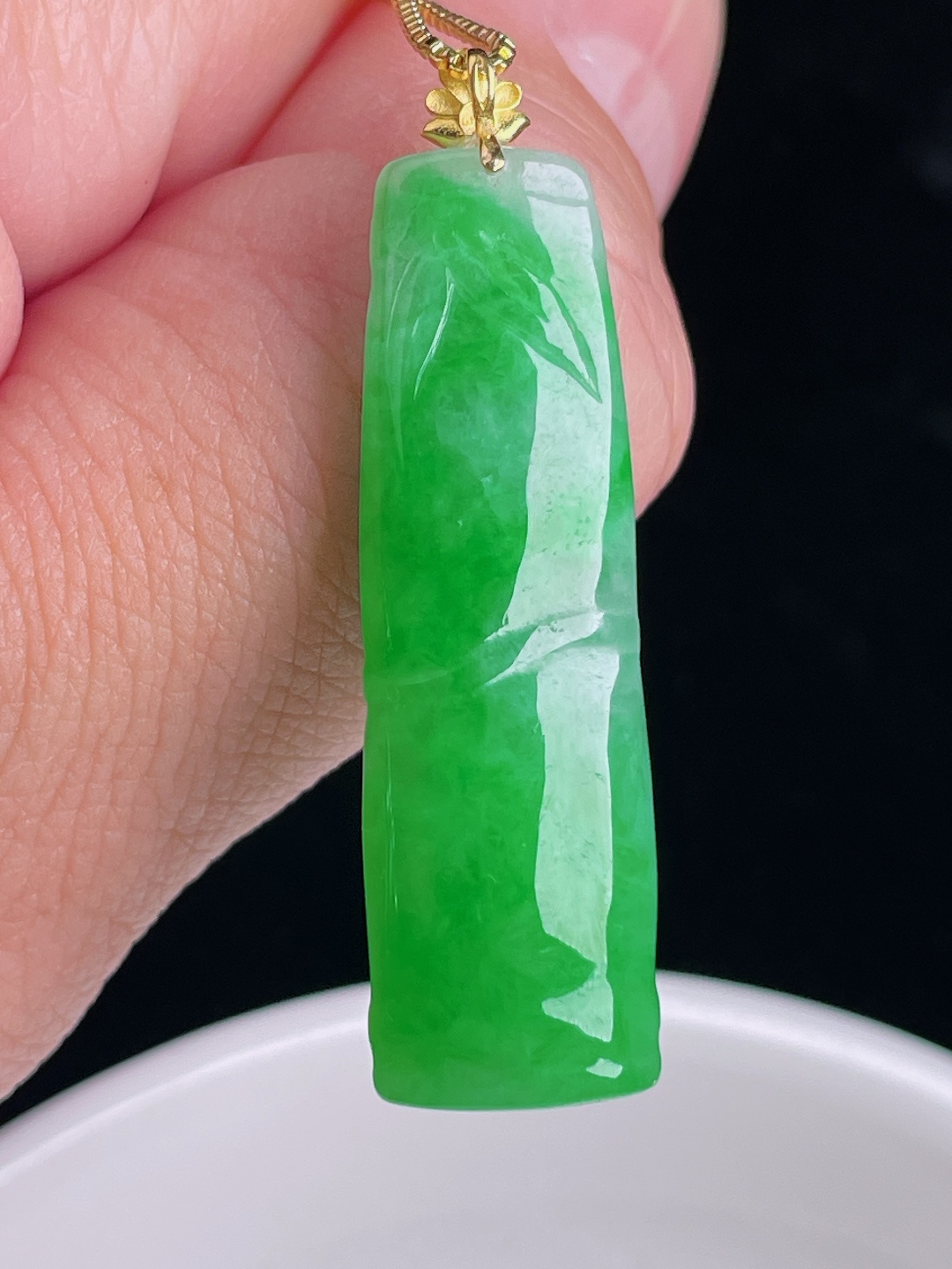 辣绿节节高升竹节，18k镶嵌，老种起光，细底通透，尺寸：42裸石37.5/11.8/6.3mm0915