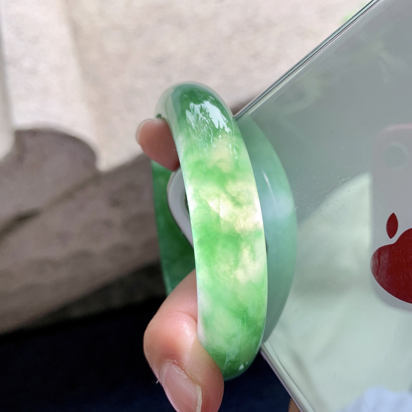 正圈56 57 圈口56.6/13.6/8.6 编码W6091641 糯冰飘绿，水润，种老，细腻，打灯有絮线