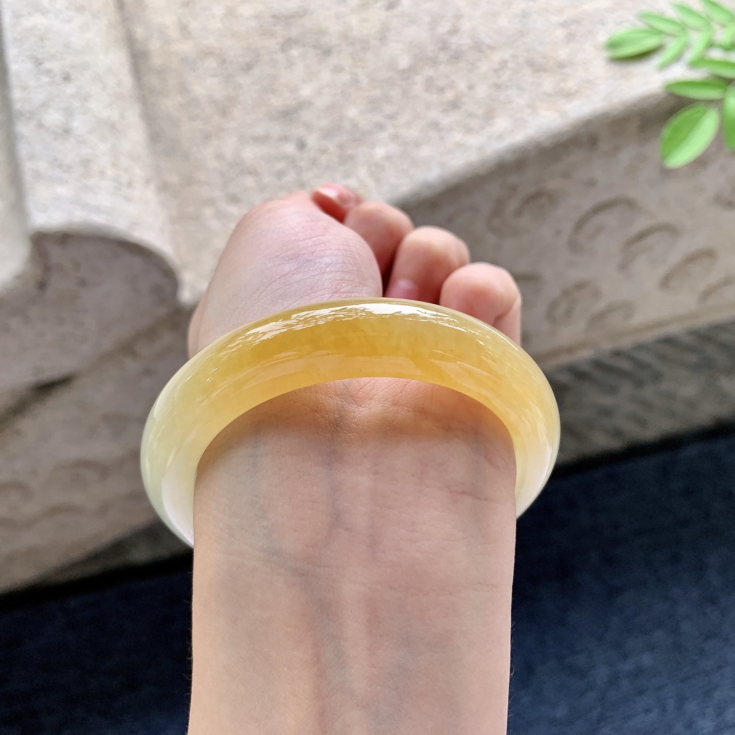 正圈53 54 圈口54/12.3/8.8 编码J7091601 冰糯黄翡，水润，种老，细腻，有棉线