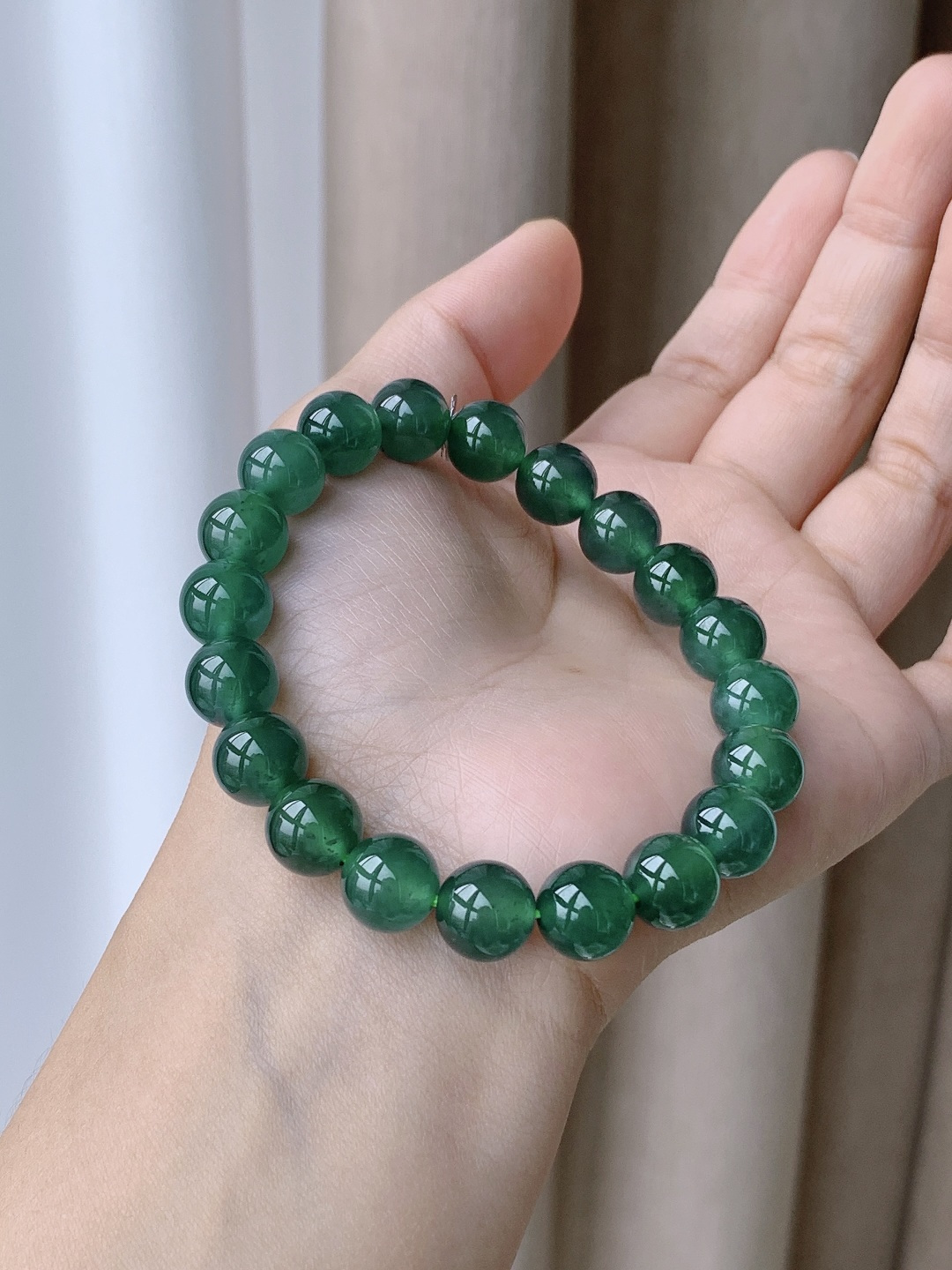 【珠子】冰晴绿手串圆珠珠子手串 【说明】 性比高 老蓝水 【尺寸】10mm 【重量】34克