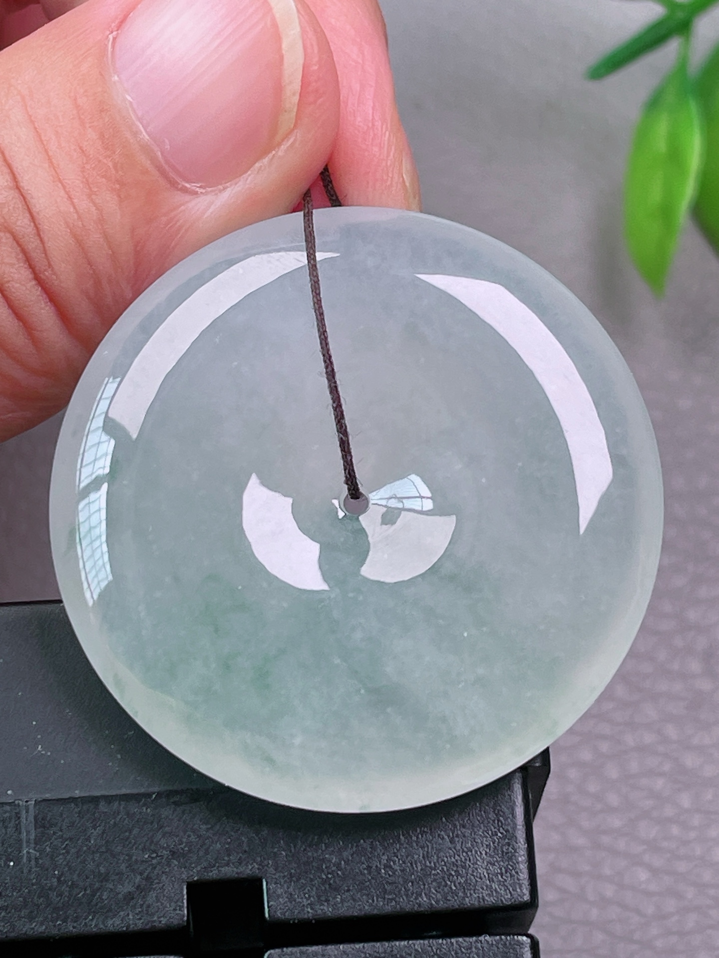冰种大平安扣，无裂，冰透水润，油洁，起荧光，尺寸：37.8-7.3