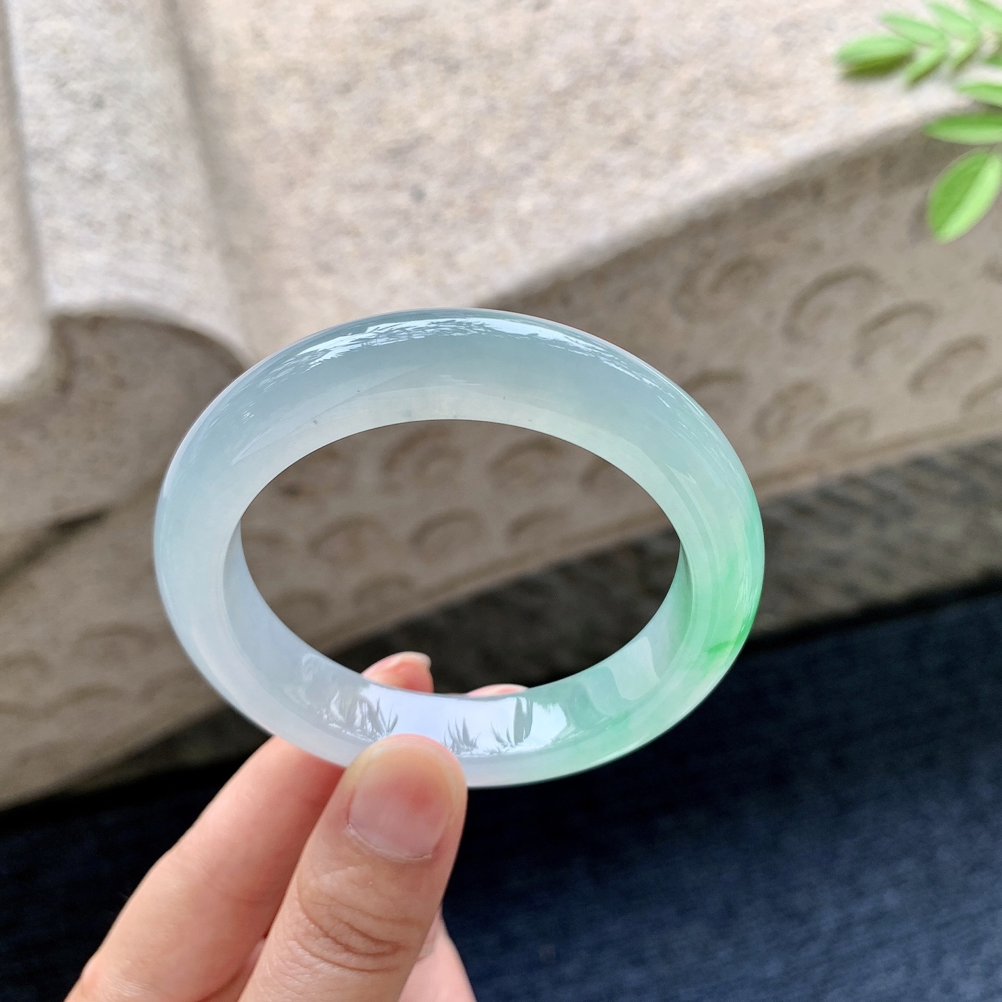 正圈53 54 圈口53.4/11.8/8.8 编码ZLD091626 糯冰飘绿，水润，种老，细腻，打灯有棉线