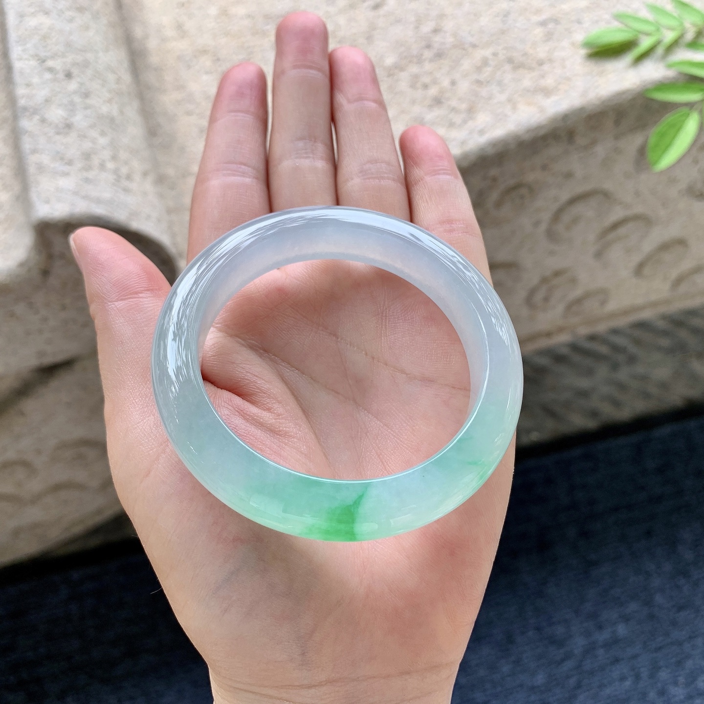 正圈53 54 圈口53.4/11.8/8.8 编码ZLD091626 糯冰飘绿，水润，种老，细腻，打灯有棉线