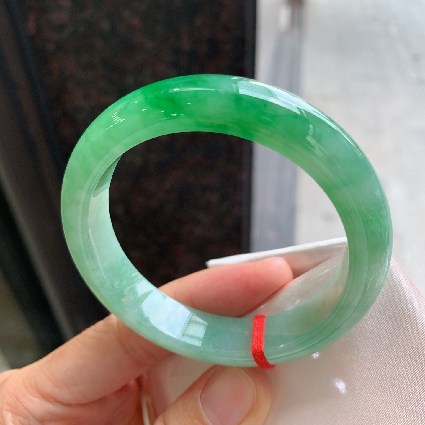 正圈飘绿 微细纹 尺寸：55.2/12.4/8.2 细腻
