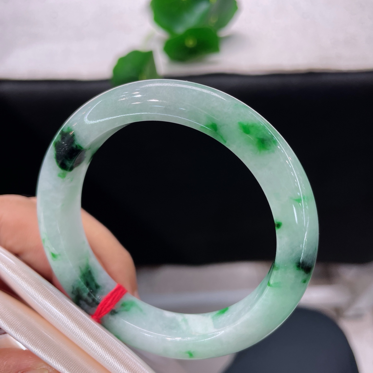 天然翡翠手镯 圈口54.7/11.8/9.1，辣绿飘花正圈，54/55正圈可戴，青底生翠墨，繁花落玉环。无裂。