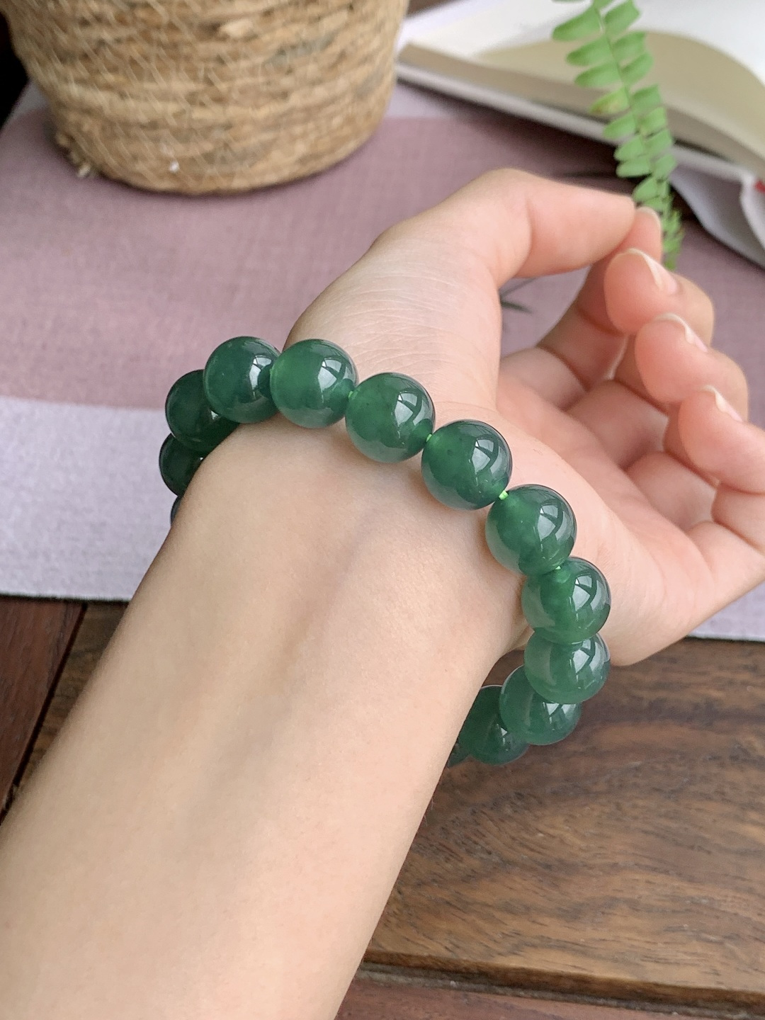 【珠子】冰晴绿手串圆珠子手串 【说明】 性比高 老蓝水 【尺寸】11.8mm 【重量】50克