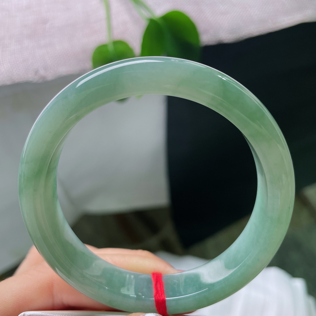 55/11.7/8.1，飘花正圈，无裂，玉质细腻油润，水头通透玉料匀净，水光满满，上手观感清透舒服。ss57583a
