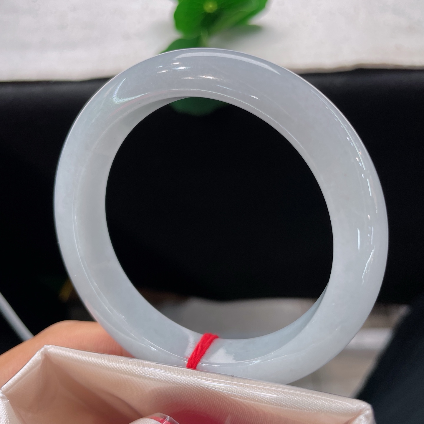 天然翡翠手镯 圈口56.4/12.1/9.2，冰润白月光正圈，56/57可戴，素玉凝清辉，皎皎落腕间。无裂