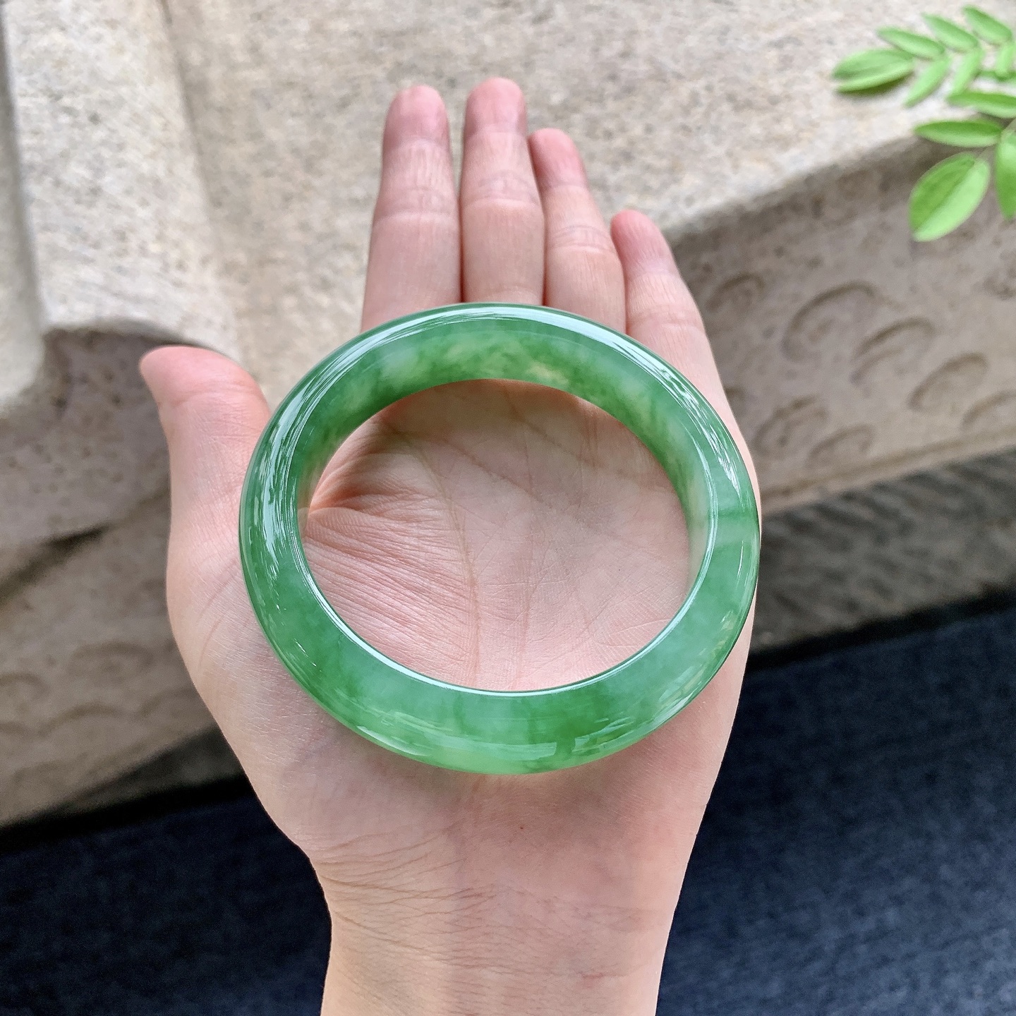 正圈56 57 圈口56.6/13.6/8.6 编码W6091641 糯冰飘绿，水润，种老，细腻，打灯有絮线