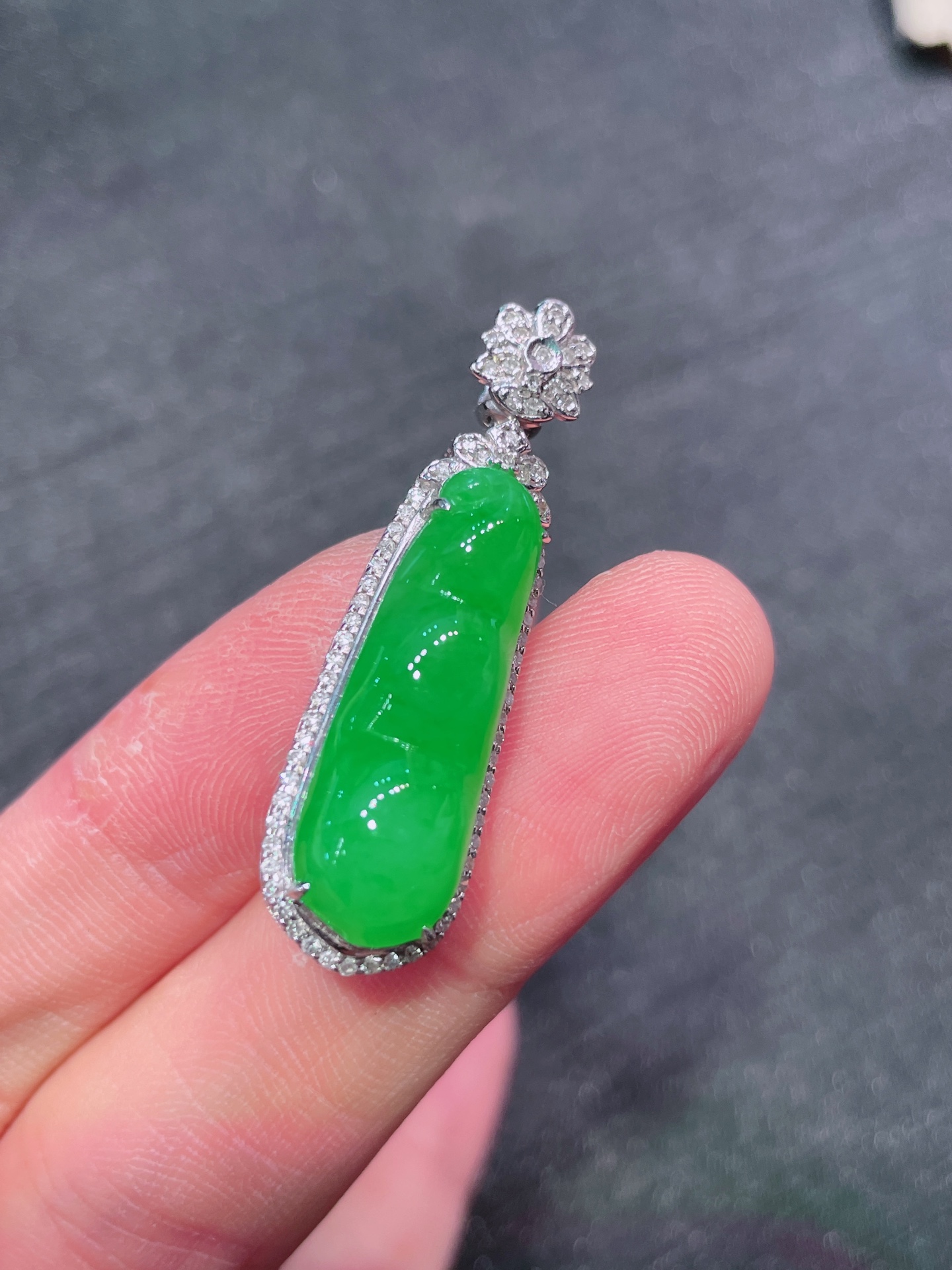 ️高冰绿福豆吊坠，晶莹剔透，新颖时尚，无裂，26-9-5