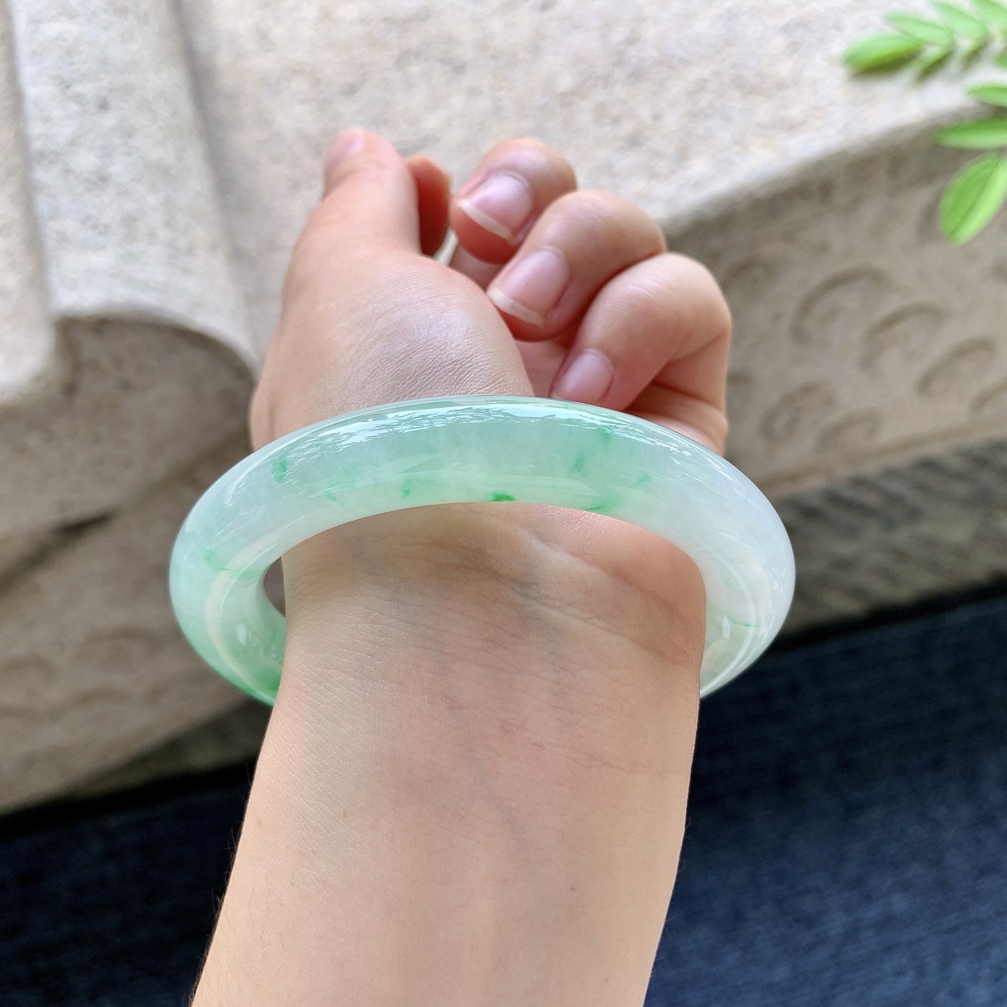 圆条56 57 圈口57.2/11.2/11 编码Q5091646 糯冰飘绿，水润，种老，细腻，打灯有絮线