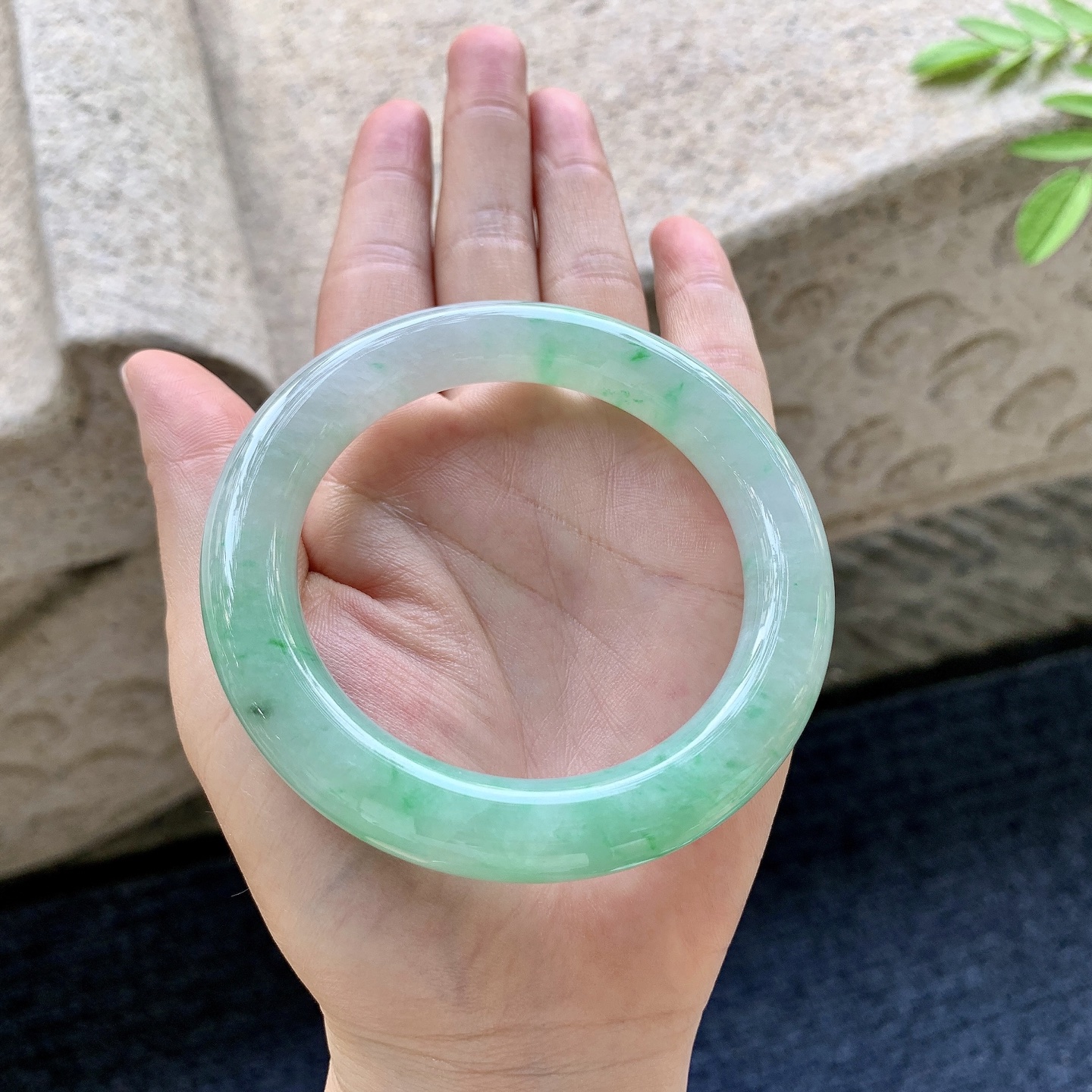 圆条56 57 圈口57.2/11.2/11 编码Q5091646 糯冰飘绿，水润，种老，细腻，打灯有絮线