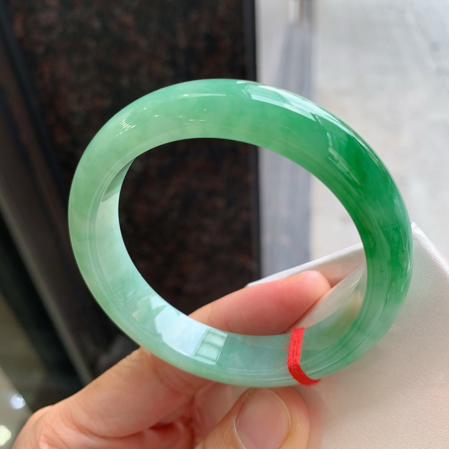 正圈飘绿 微细纹 尺寸：55.2/12.4/8.2 细腻