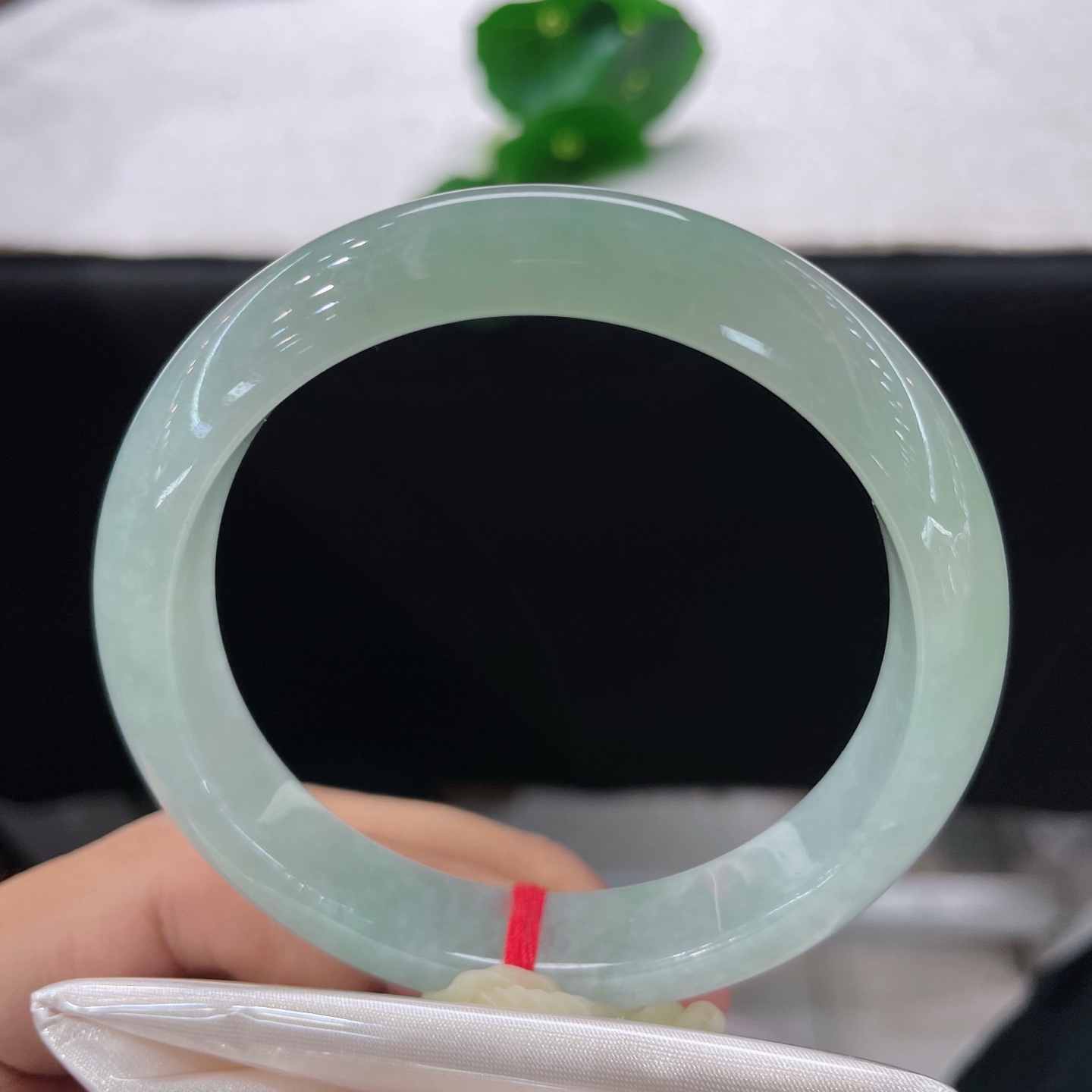 天然翡翠手镯 圈口58.2/11.8/8.1，冰晴正圈，一镯涵浅碧，腕间蓄清川。无裂