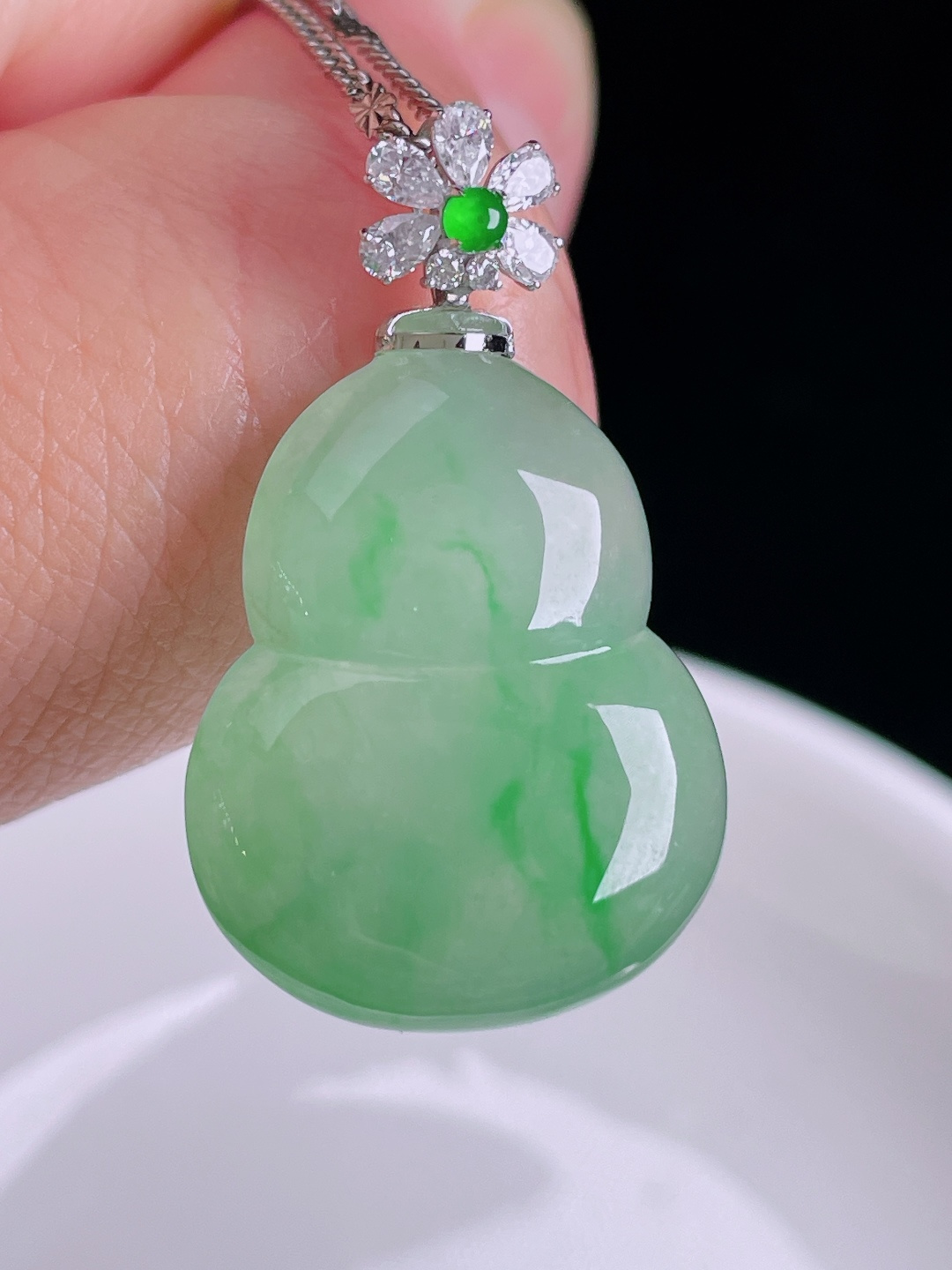 ️飘绿葫芦，18k镶嵌，老种起光，细底通透，尺寸：32裸石25/19.3/5.5mm0915