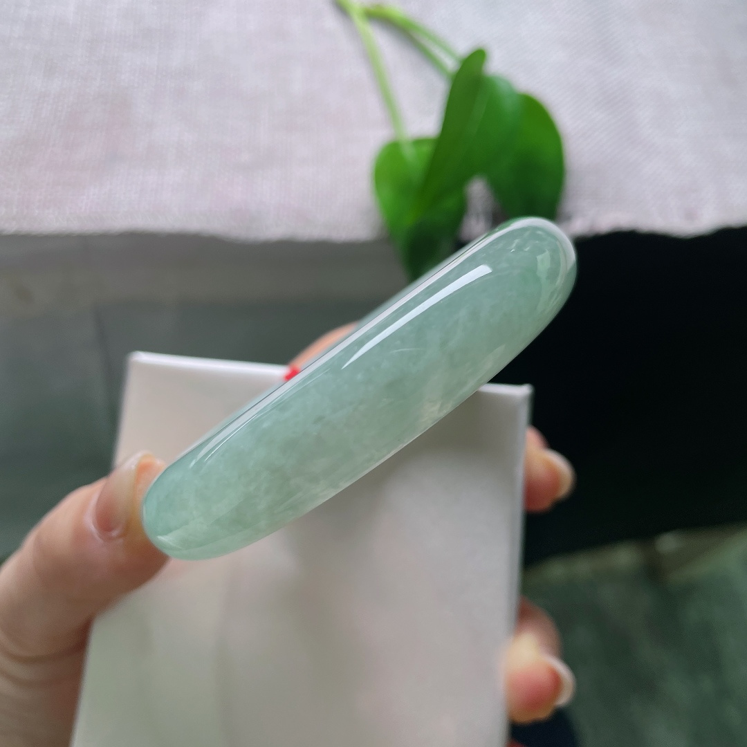 54.3/13.1/8.4，浅冰油正圈，晶体纹，色泽均匀柔和，以纯粹玉质取胜，简约大气，适配日常各种穿搭，沉静耐看。ss57900a