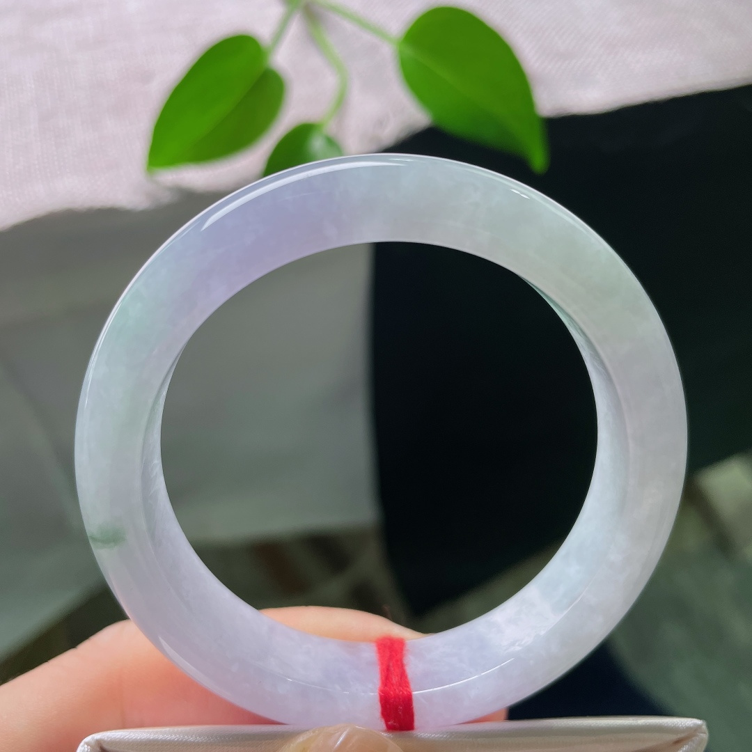 52.8/12.1/8.4，飘花正圈，无裂，冰底通透细腻，轻盈绿花悠然点缀，镯型圆润，自带清幽淡雅的
