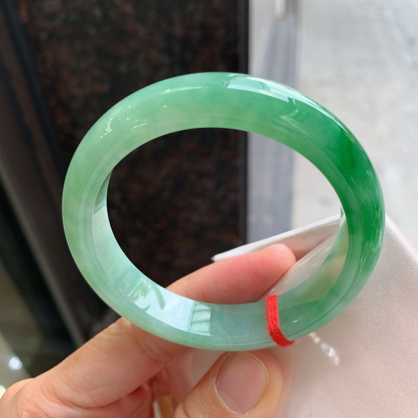 正圈飘绿 微细纹 尺寸：55.2/12.4/8.2 细腻