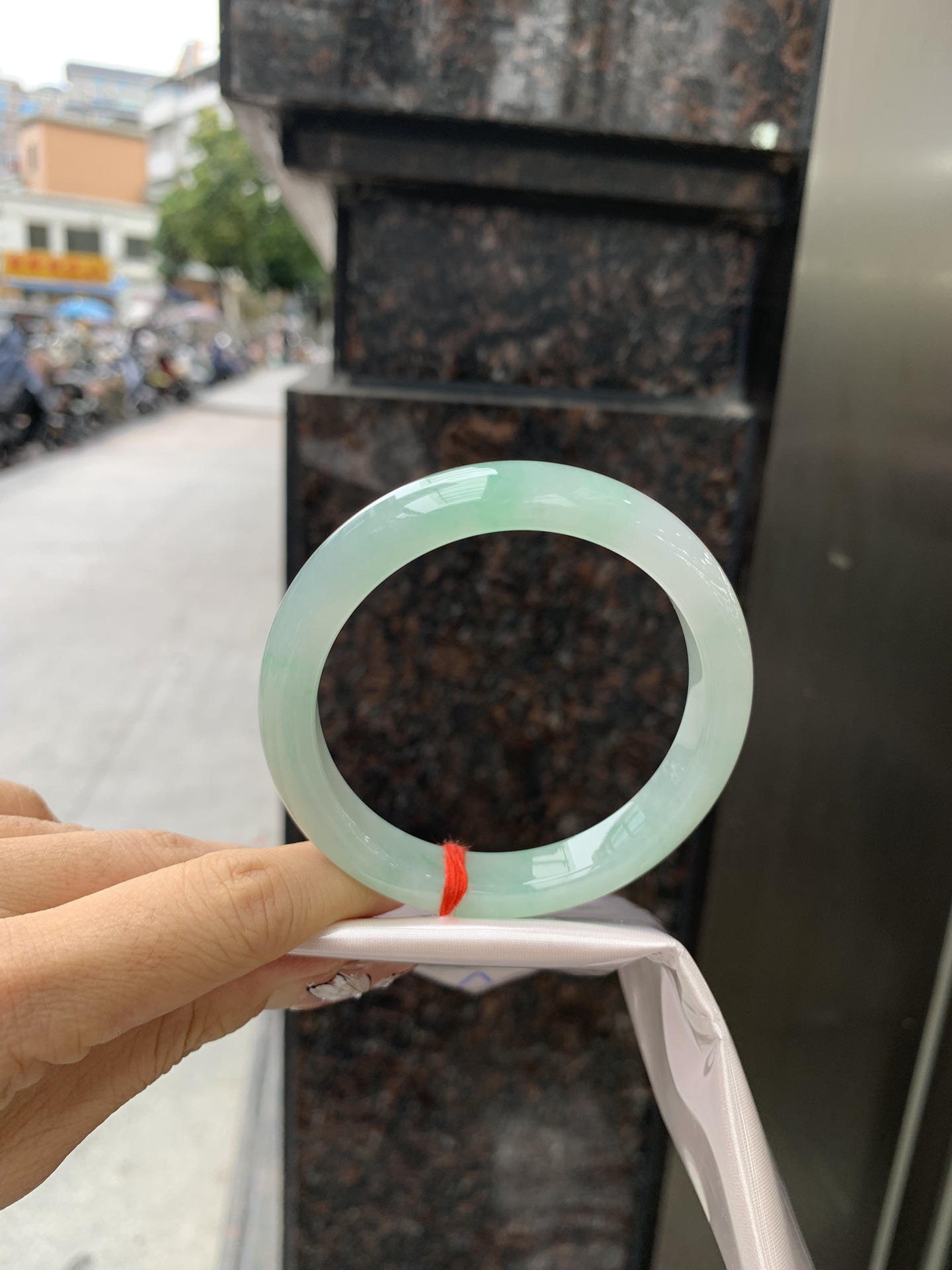 飘绿花正圈 57.1-8.4-11.1 0304-2X47 无裂，底妆冰润，满圈飘绿花点缀，简约却充满灵气，清新如芽，宛若自然的画卷凝结于腕间，静中带动，韵味悠长。