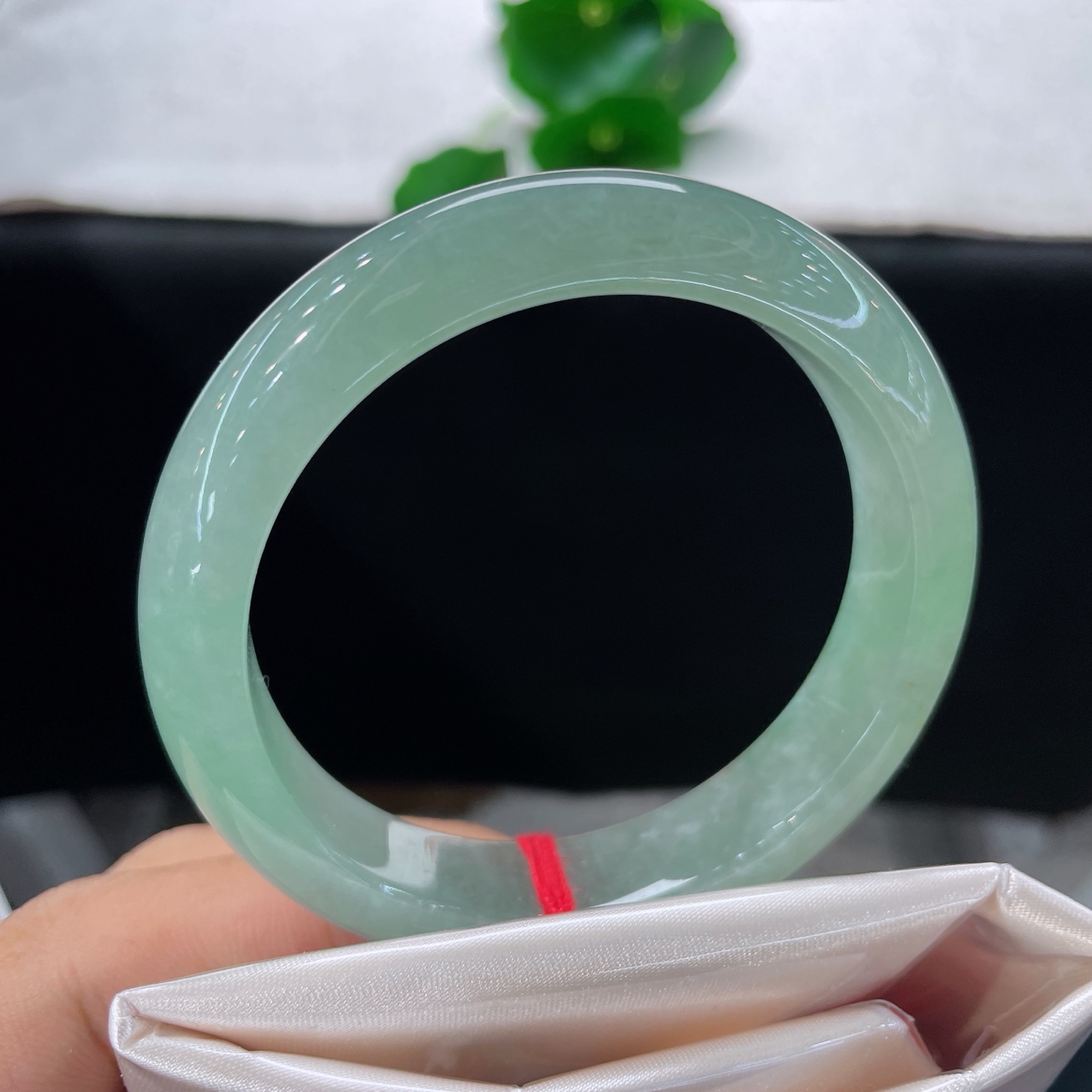 天然翡翠手镯 圈口55.3/12.6/8.4，冰晴底正圈，55/54可戴，莹润玉骨浸满清翠，水光潋滟，素而含韵。无裂。